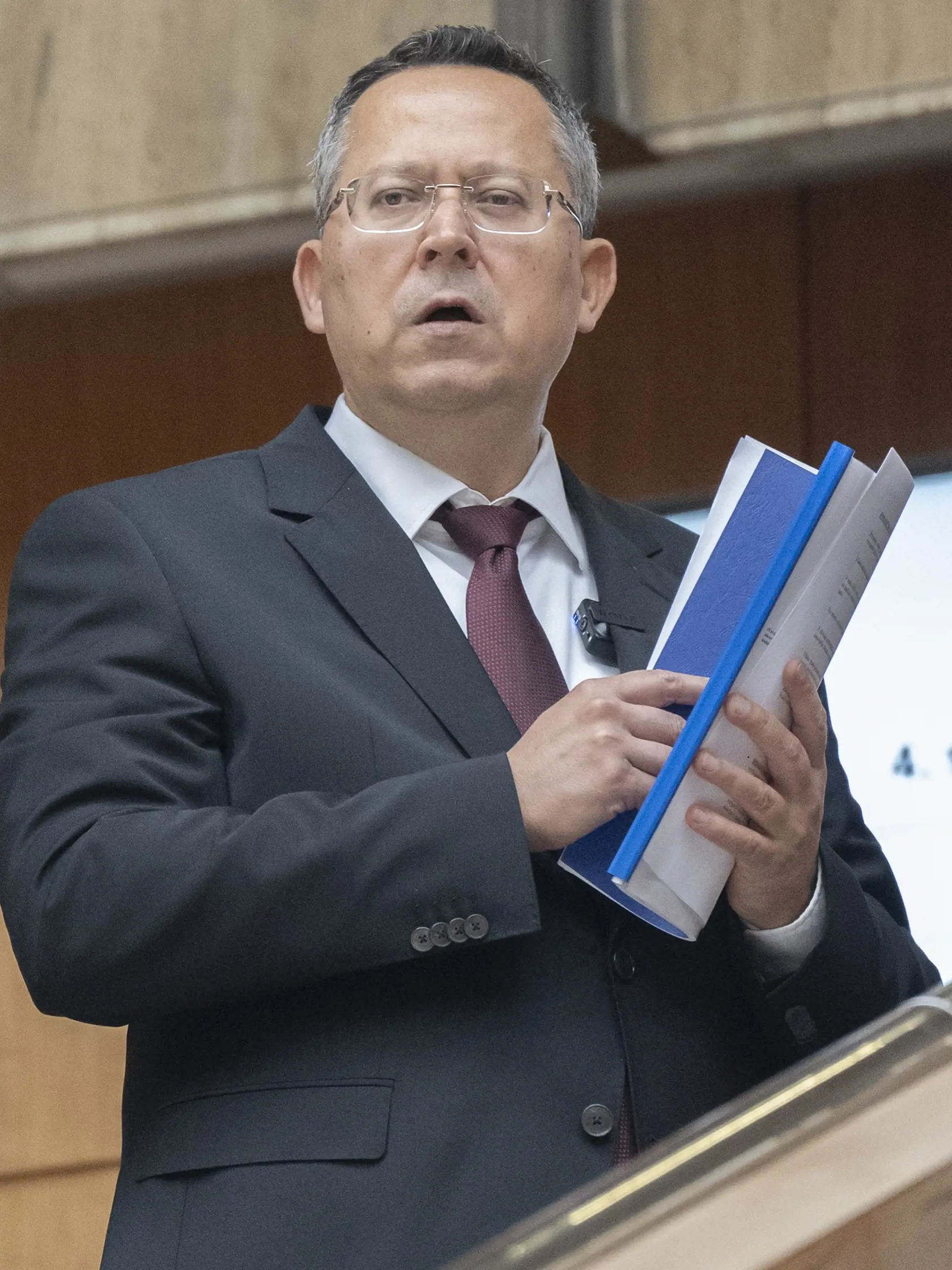 Na snímke minister financií SR Ladislav Kamenický (Smer-SD) stojí na schodoch po schválení programového vyhlásenia vlády (PVV) na 4. zasadnutí vlády SR v Bratislave v pondelok 13. novembra 2023. FOTO TASR - Martin Baumann