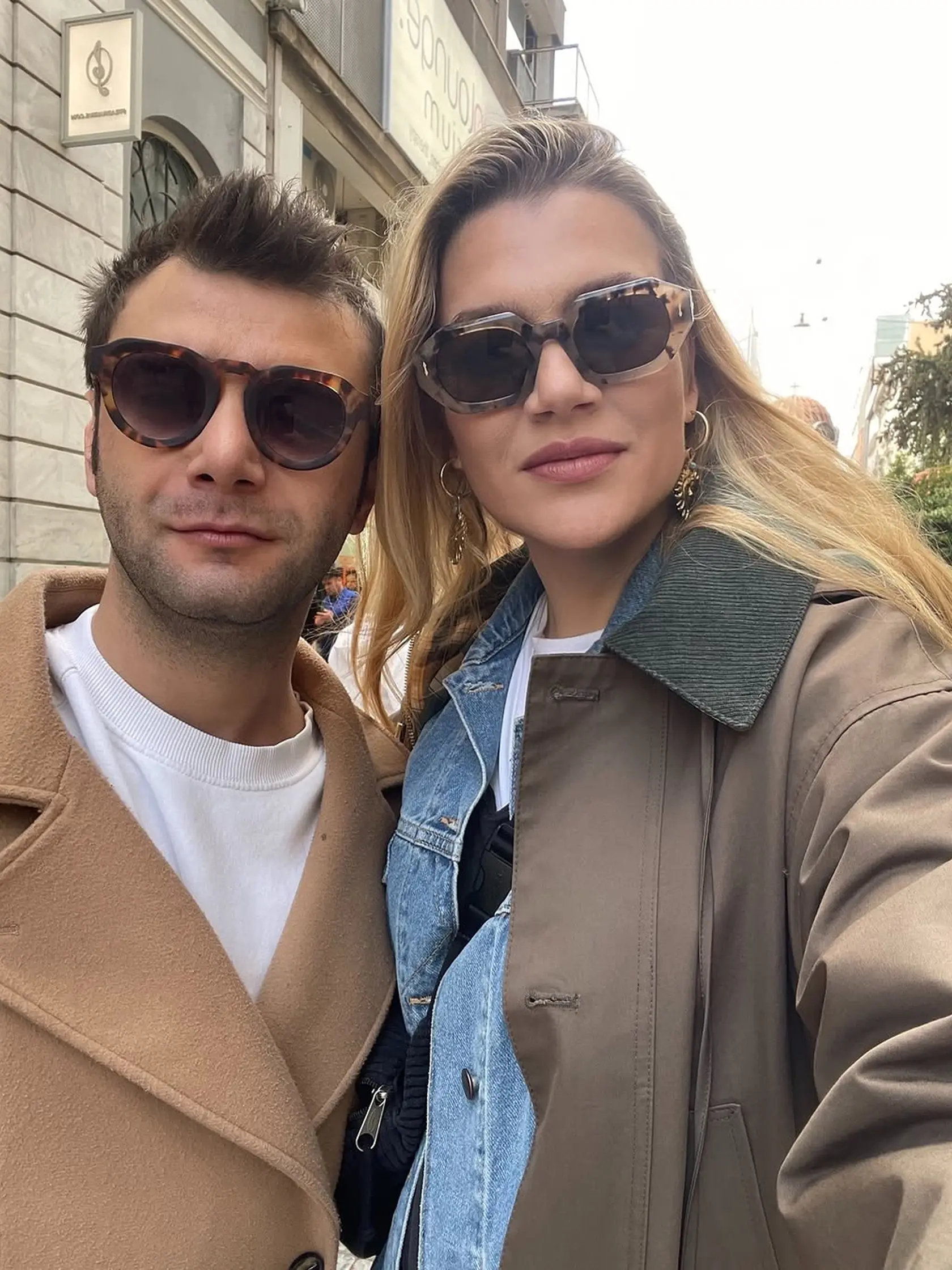 Rahmet alias Yağız Can Konyalı má 33 rokov a miluje cestovanie a fotografiu. Vyzerá úžasne. S priateľkou.