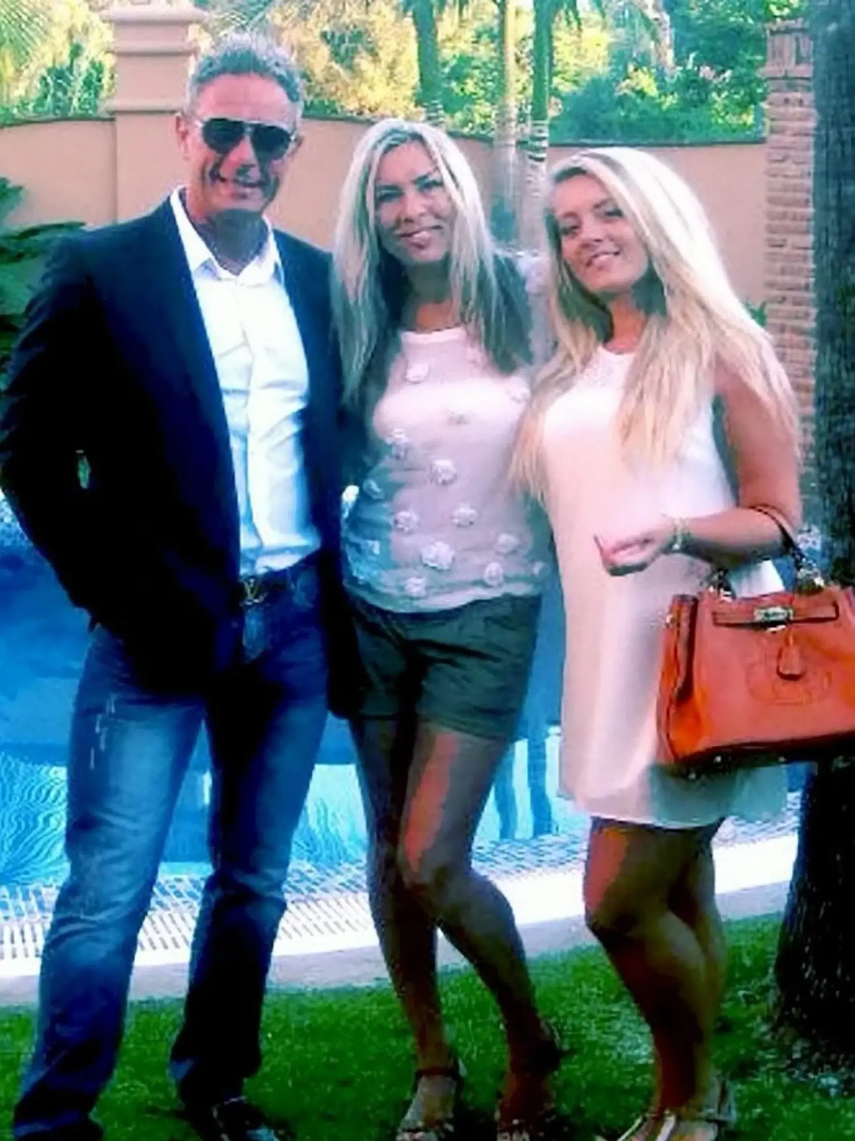 Andrew Bush so sestrou Rachel sadcérou Ellie. (zľava)