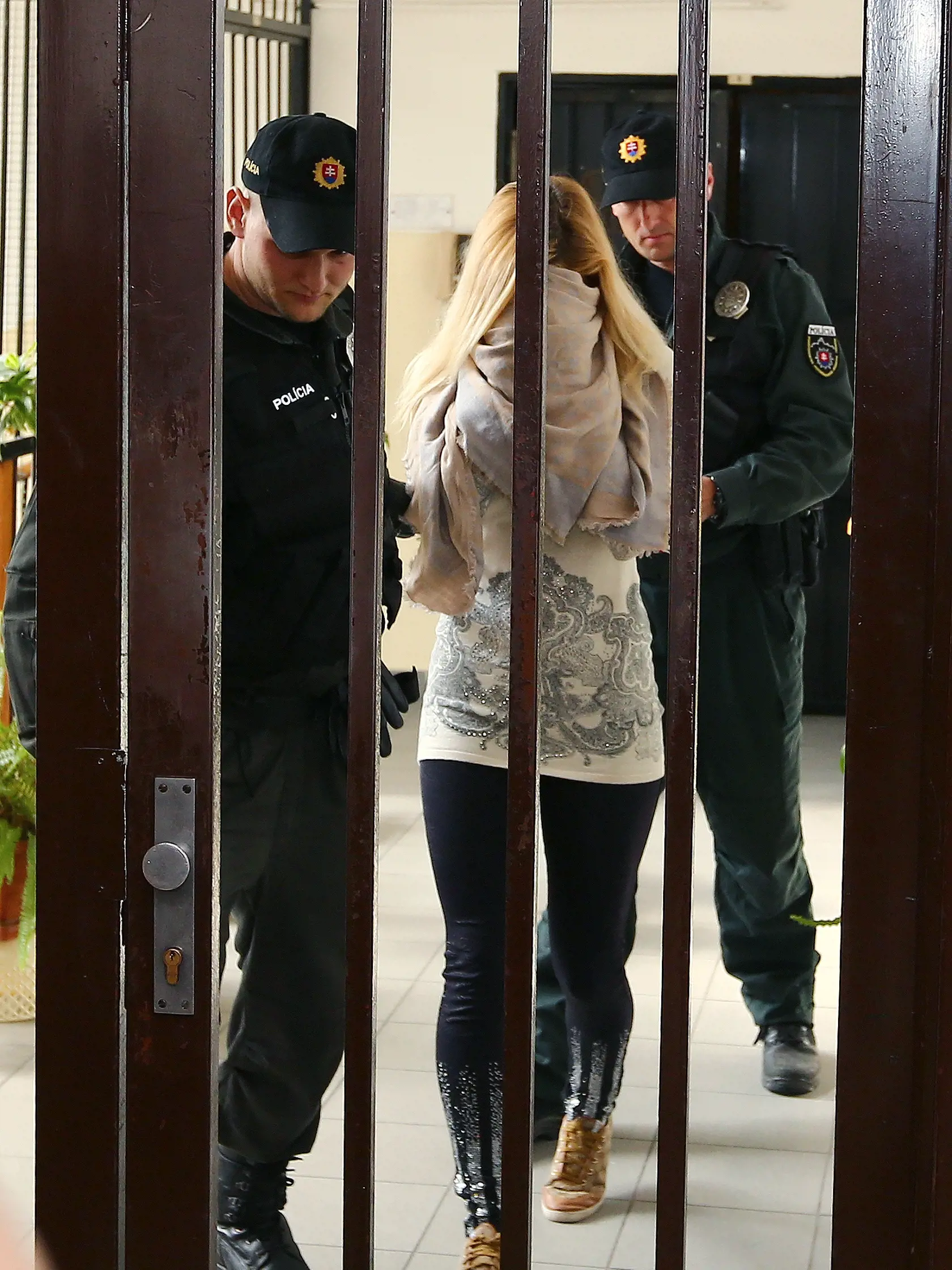Regióny: Modelka Mária Kukučová prichádza v sprievode policajnej eskorty z cely predbežného zadržania krajského riaditeľstva policajného zboru v Trenčíne do budovy krajského súdu v Trenčíne, kde súd pojednával o jej predbežnom vzatí do väzby.