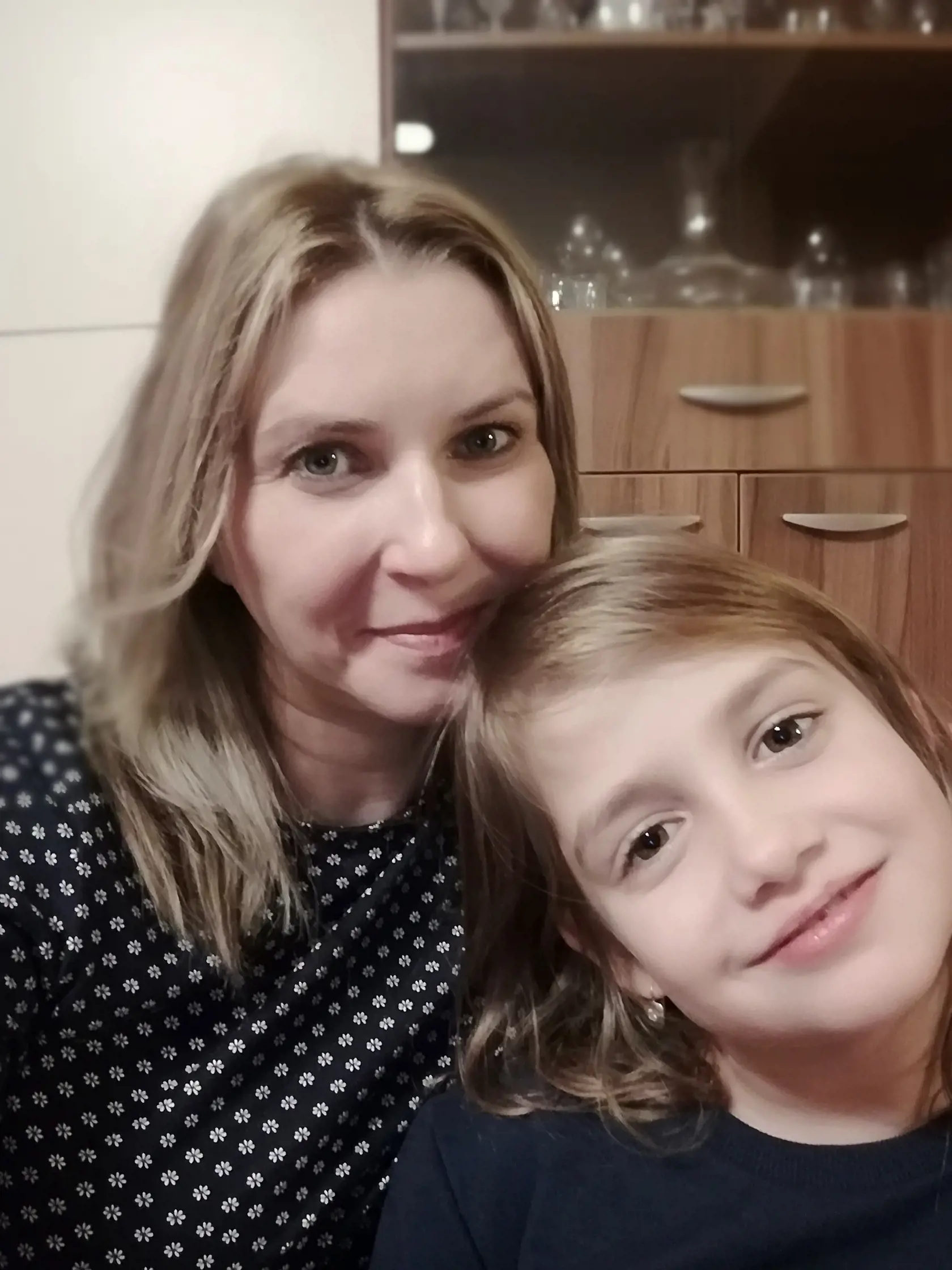 Natálke pri učení a kreslení pomáha špeciálna lupa.