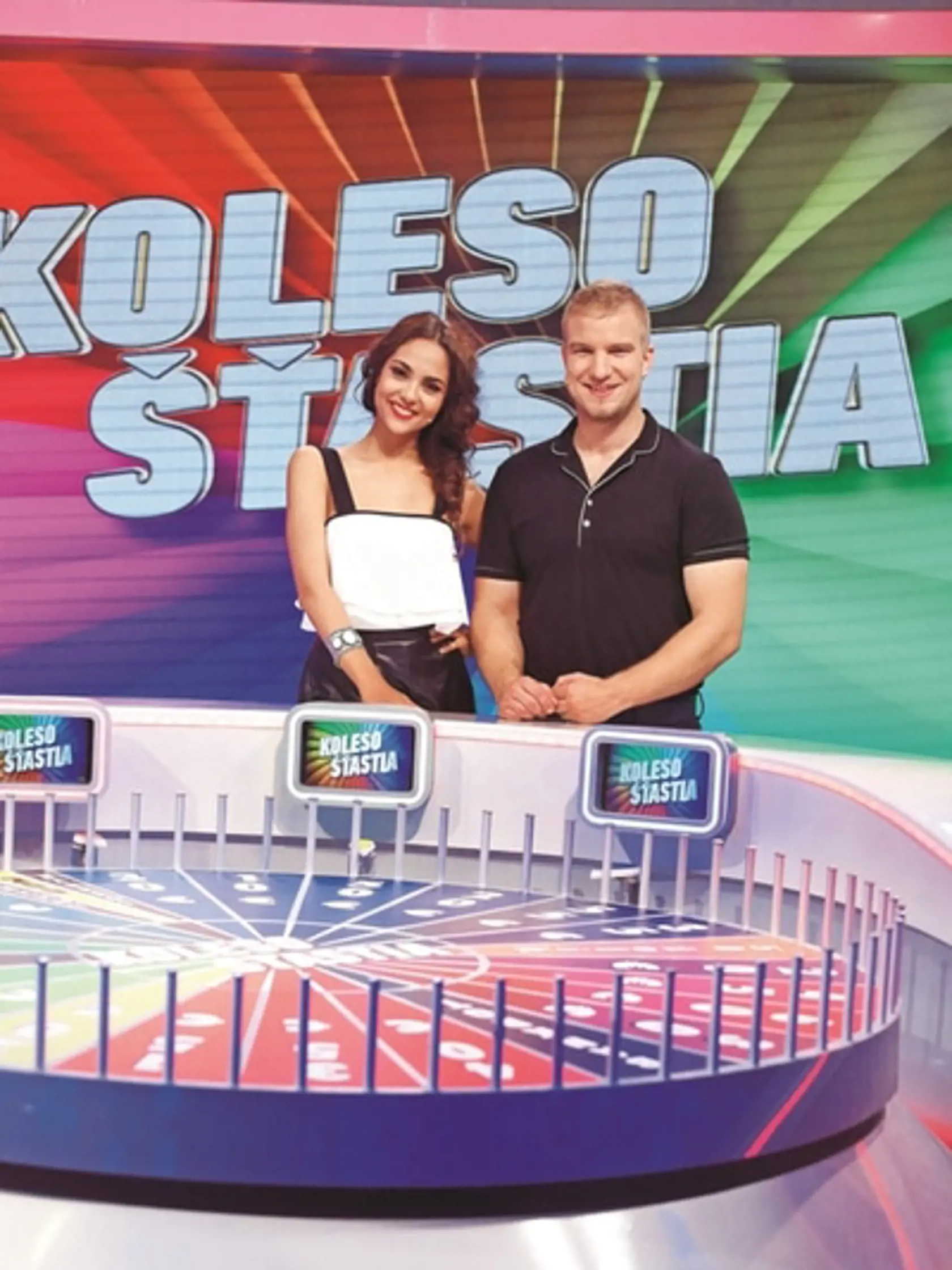 Moderátori Kolesa šťastia Lukáš Adamec a Alžbeta Ferencová. (archív)