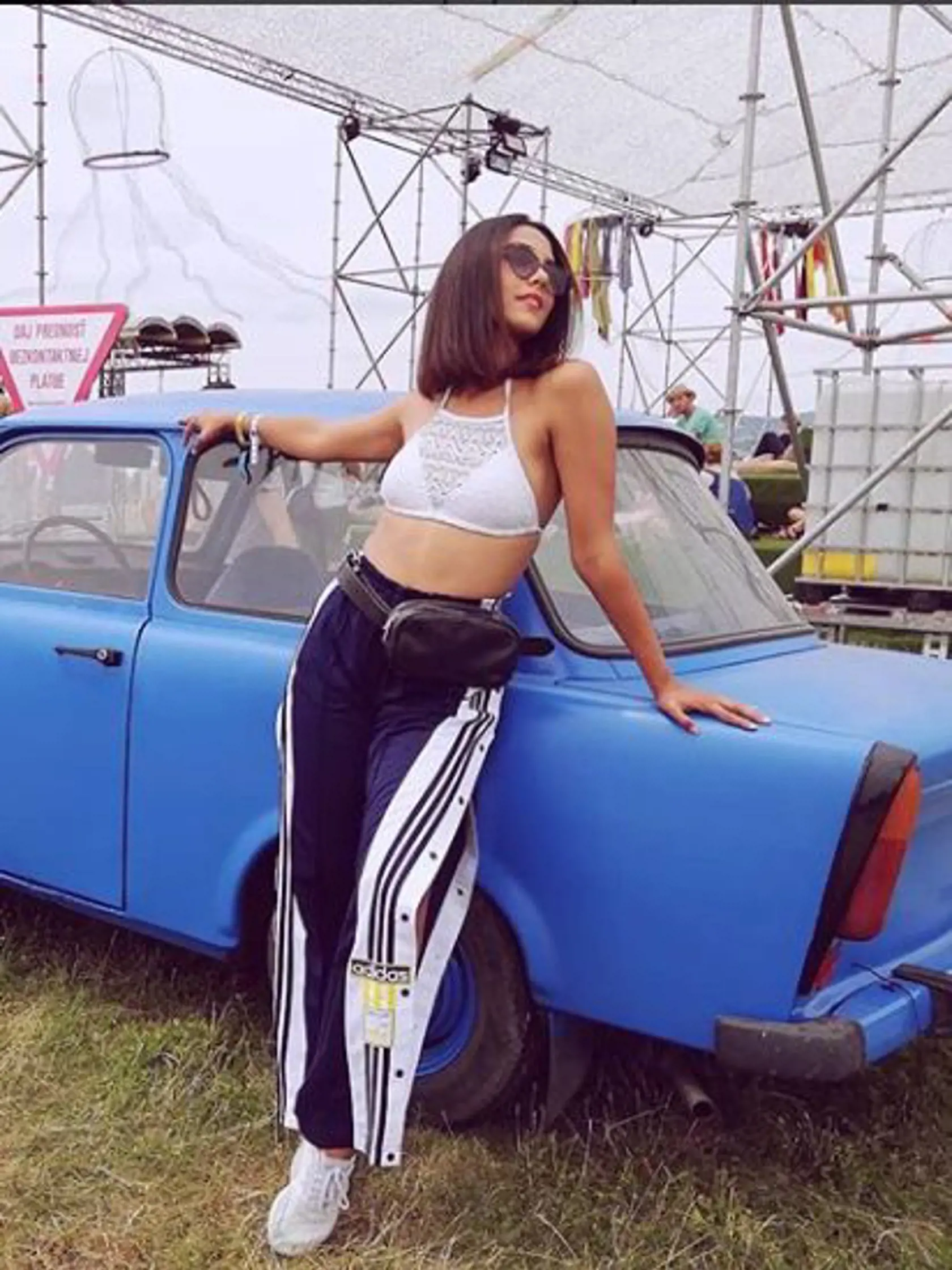 Speváčka Alžbeta Ferencová stavila na odvážny outfit, ktorý pozostával z bielej háčkovanej podprsenky a teplákových nohavíc, ktoré sú teraz trendy. (archív)