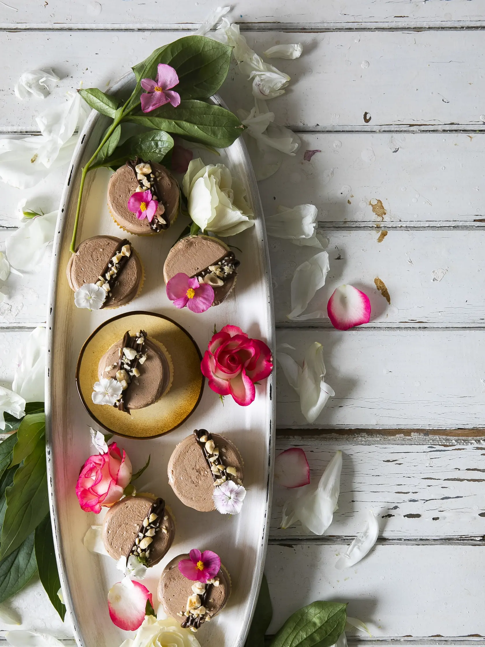 cupcaky s nutelou

recept:
12 KUSOV, PRÍPRAVA 35 MINÚT, PEČENIE 15 AŽ 18 MINÚT, CHLADENIE
Na cupcaky:
• 60 g masla • 130 g krupicového cukru • 1 vajce L • 2 lyžičky vanilkového extraktu • 60 ml slnečnicového oleja
• 113 g kyslej smotany • 80 ml mlieka • 175 g hladkej múky • pol lyžičky kypriaceho prášku • štvrť lyžičky soli
Na naplnenie:
• 100 g nutely + na ozdobenie
Na nutelový krém:
• 200 g krupicového cukru • 60 ml vody • 2 vajcia L • 230 g masla
• 145 g nutely • 1 lyž