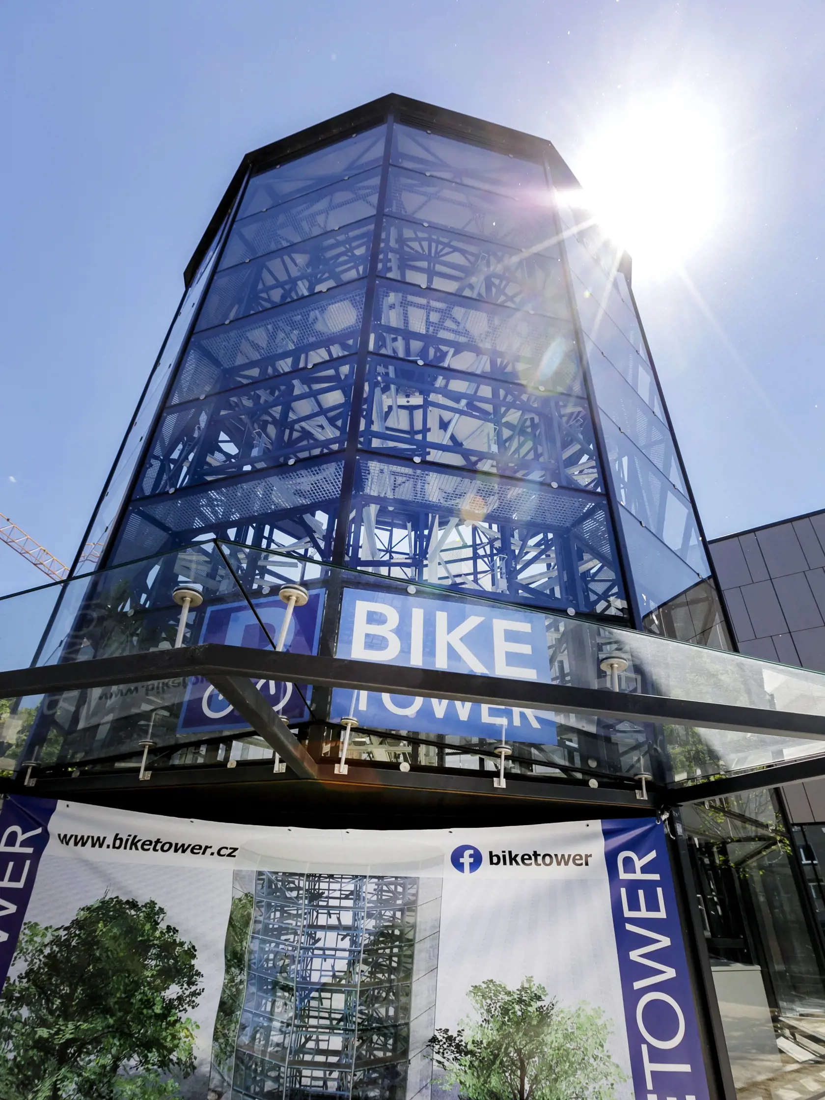 Na snímke cykloveža, ktorá vyrástla pri novej autobusovej Stanici Nivy na Páričkovej ulici. Jej kapacita je 118  bicyklov, ktoré by inak zabrali plochu cca 150 štvorcových metrov. K dispozícii by mala byť po otvorení projektu Stanica Nivy. V Bratislave 3. júna 2021. FOTO TASR - Dano Veselský