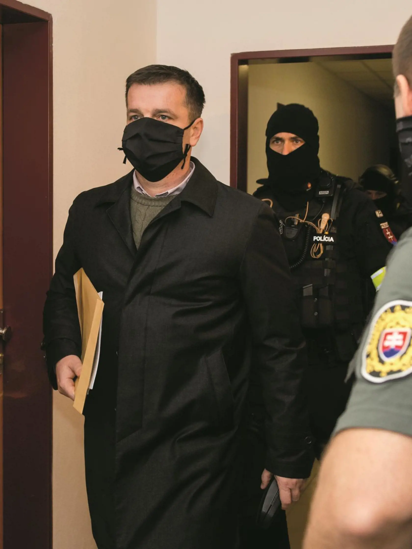 ODCHÁDZA ZO SÚDU
Kajúcnika Borisa Beňu po uzavretí dohody o vine a treste s prokurátorom prepustili na slobodu. Pôvodne mu hrozilo doživotie.