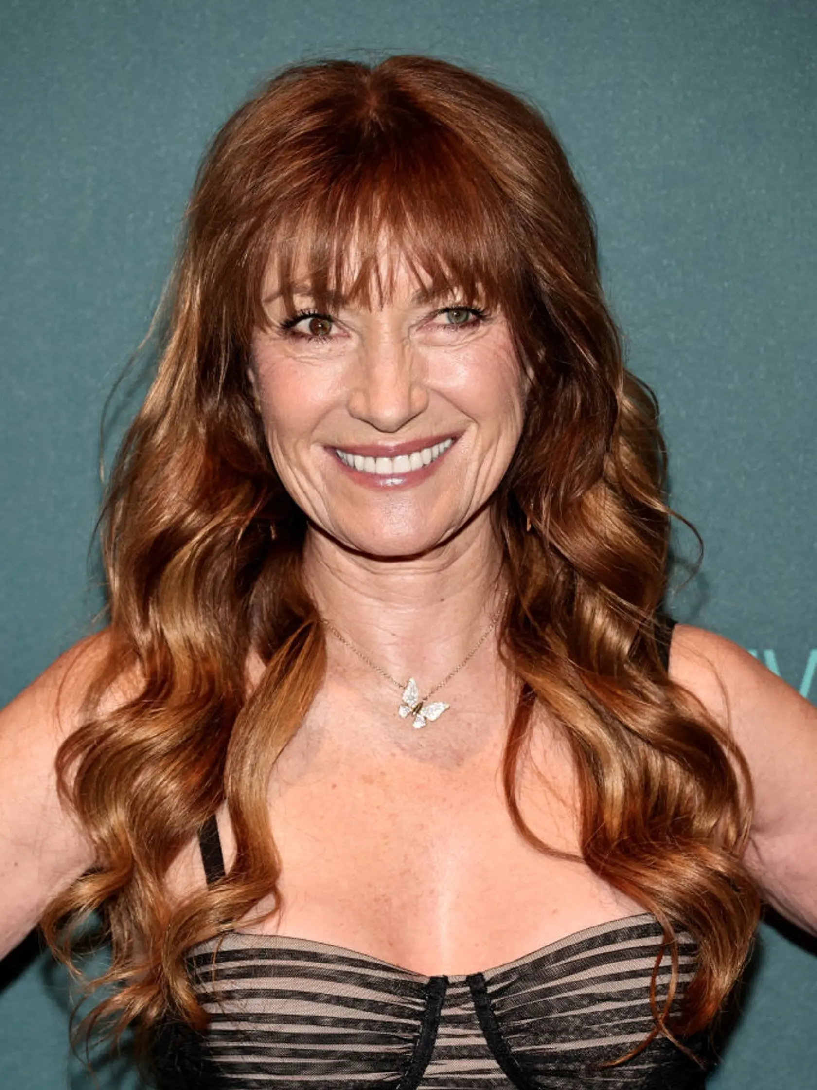 Herečka Jane Seymour (72) sa objavila v spoločnosti v šatách s odvážnym dekoltom.