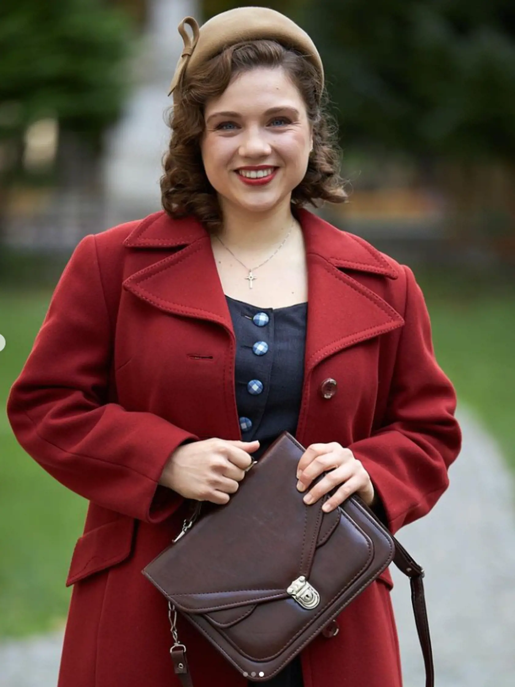 Šedá myška je preč. Z Alenky je Femme fatale.