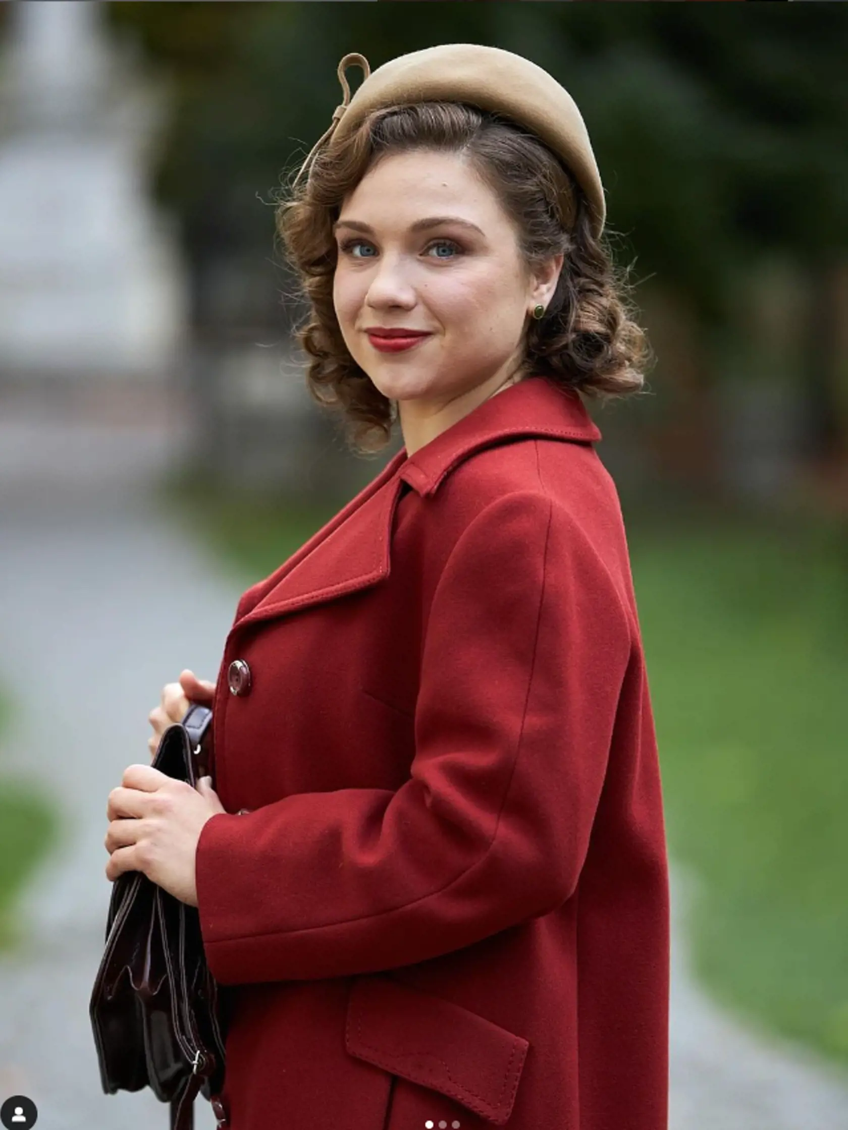 Šedá myška je preč. Z Alenky je Femme fatale.