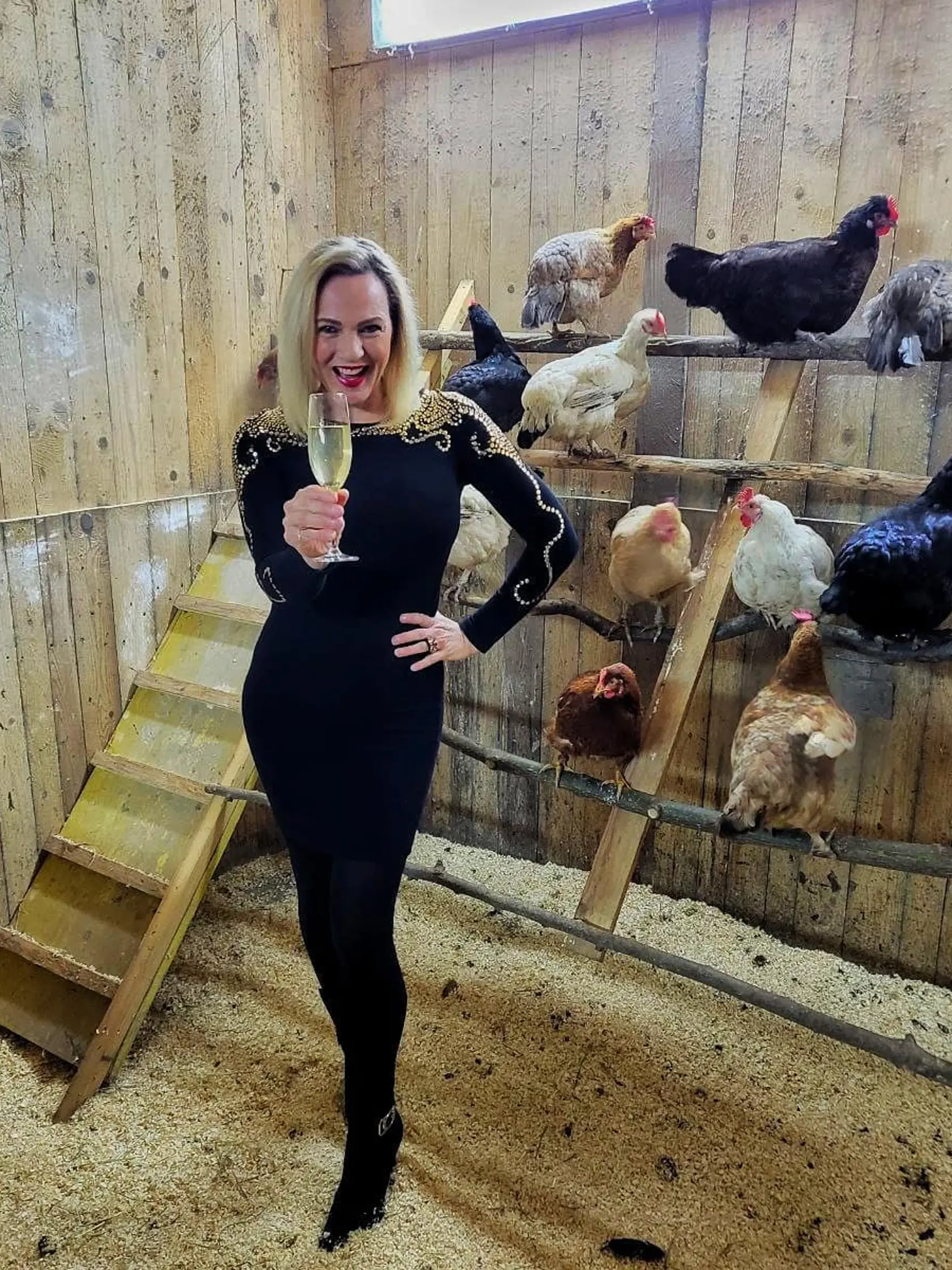 Adriana Poláková sa vyfotila medzi sliepkami so šampanským v ruke.