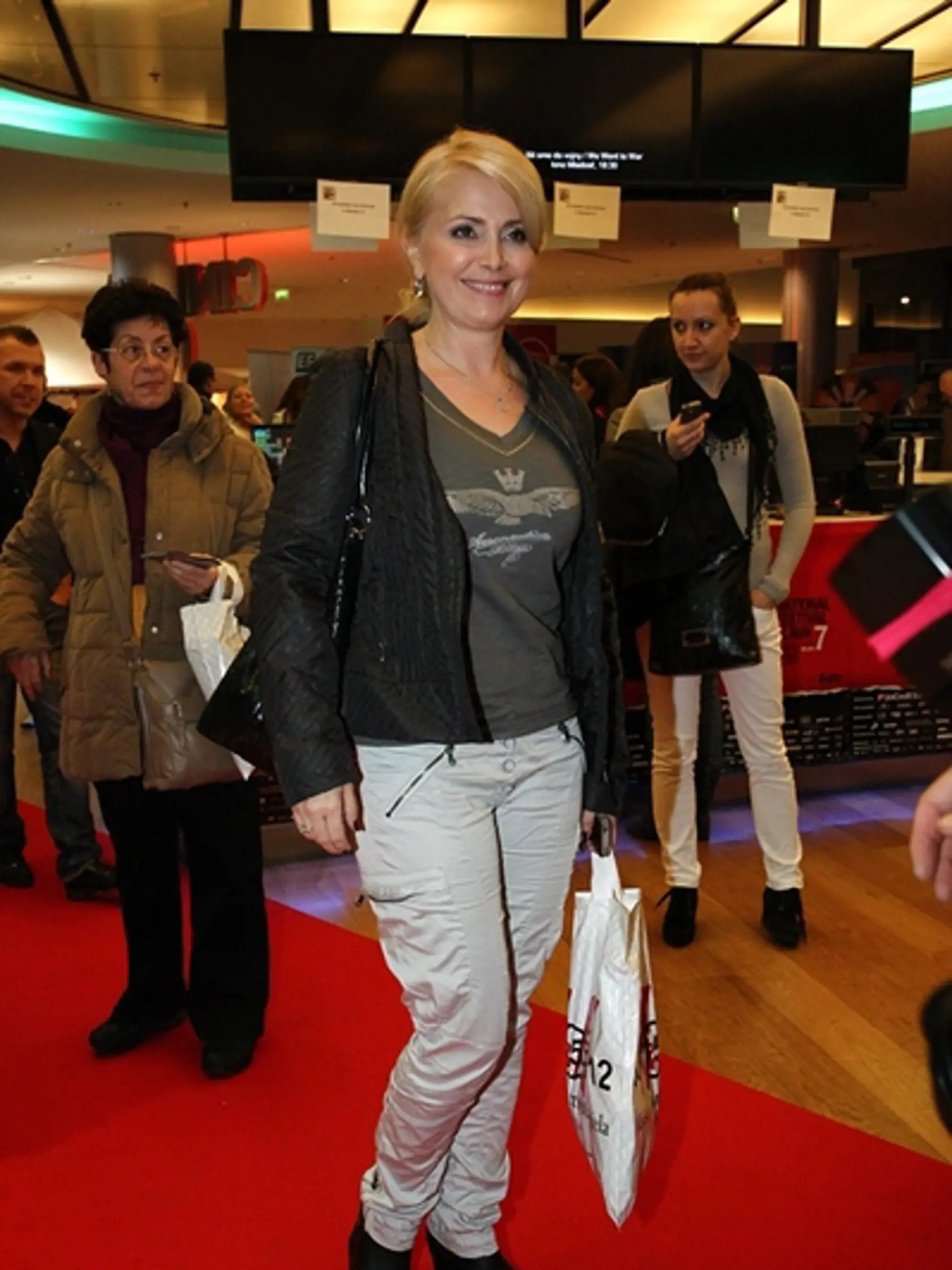 Sympatická zuzka Vačková si na premiéru zrejme odskočila z nákupov.