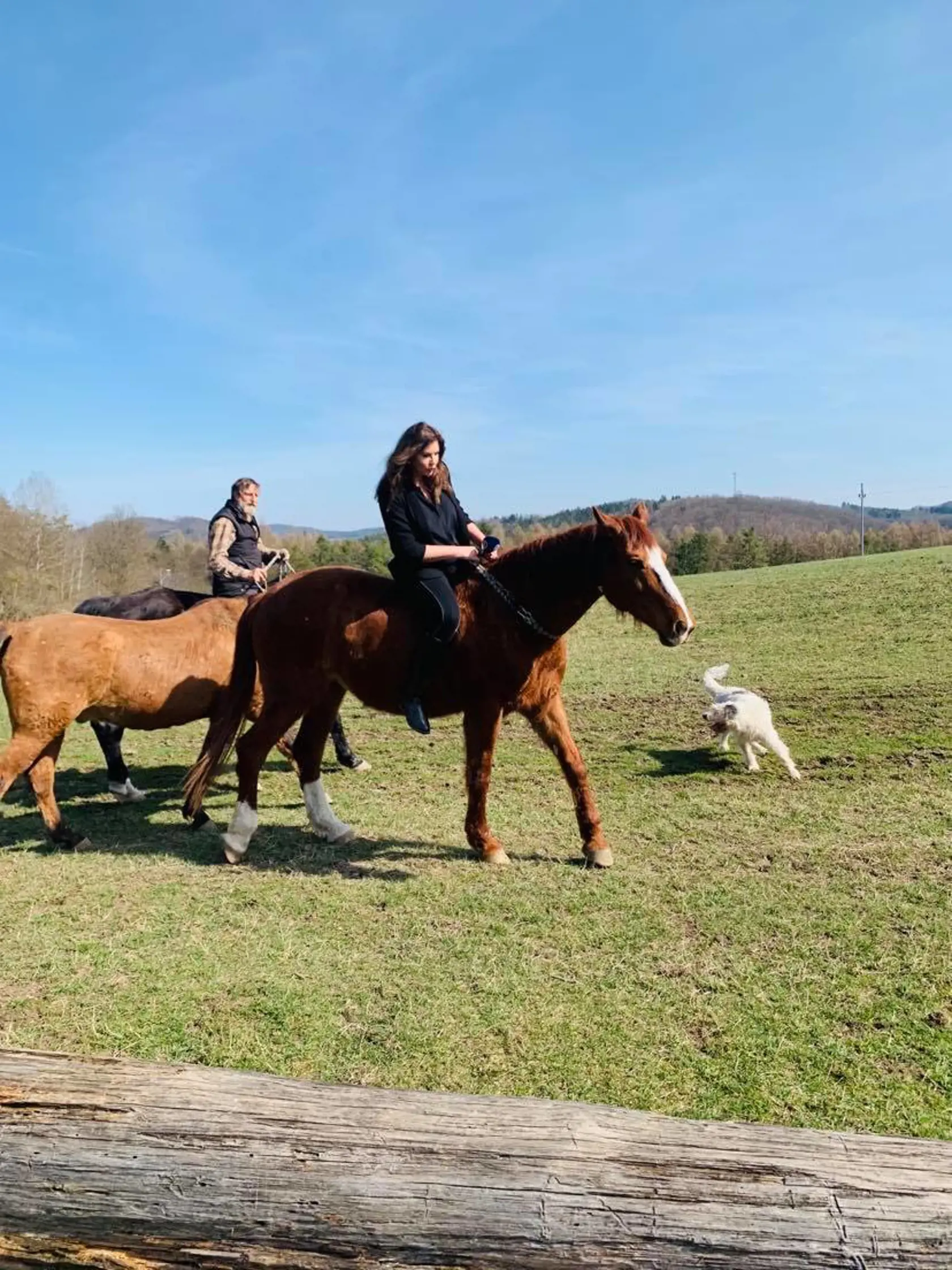 Andrea Tatarková na farme herca Václava Vydru si zajazdila na koňoch.
