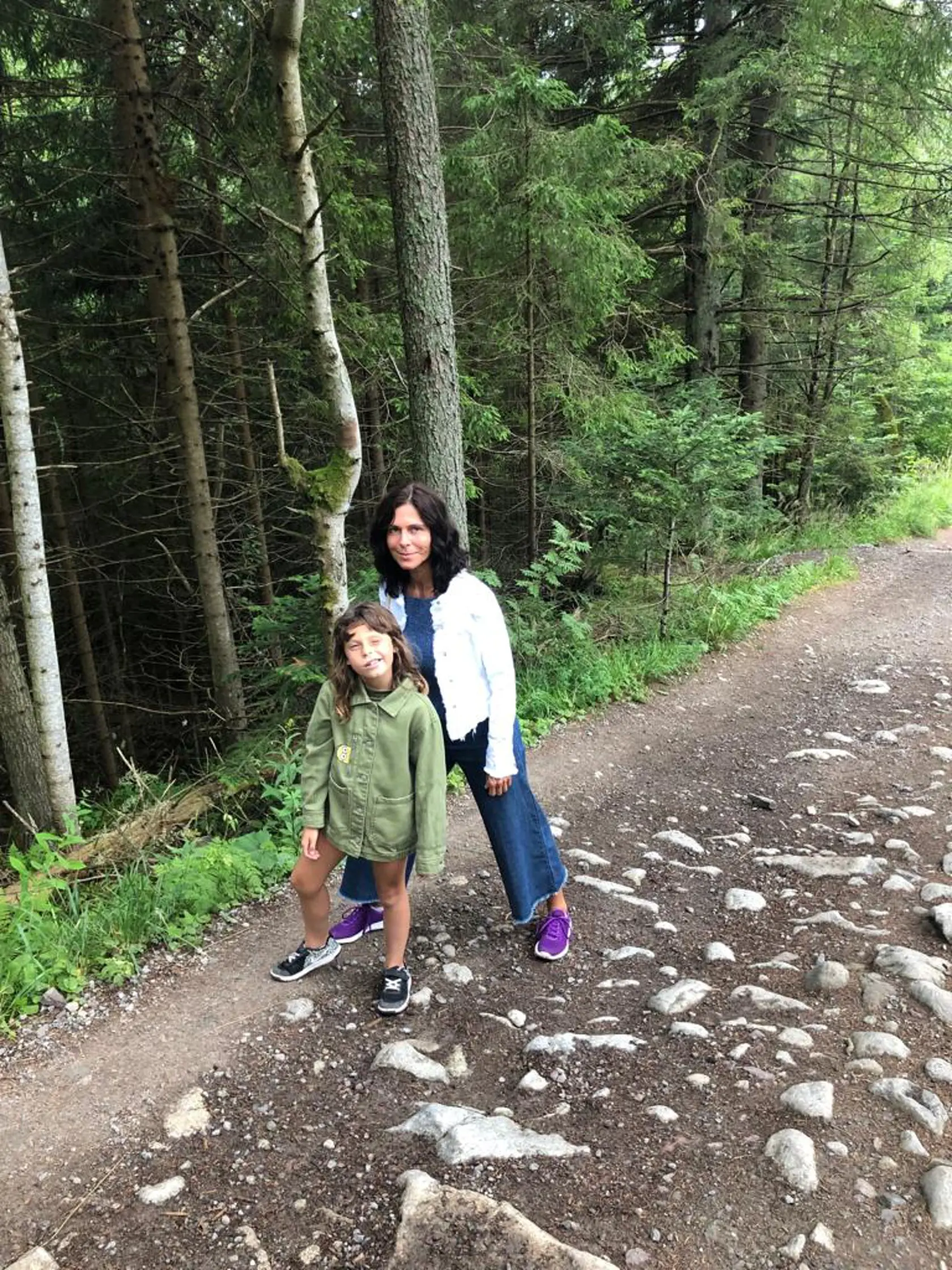 Andrea Ziegler, stylistka: "Leto je hlavne o tom, aby sme si ho užili s tými, ktorých máme radi. Musím spomenúť aj to, že vlani v auguste som sa sťahovala, do nového domu v Ivanke pri Dunaji, čo bolo náročné časovo, fyzicky i finančne. Dom stále ešte dokončujem, ale napriek tomu, chcem si užiť krásne letné dni." (Archívne foto: Tatry júl 2019: Andrea Ziegler s dcérou Tatry milujú.)