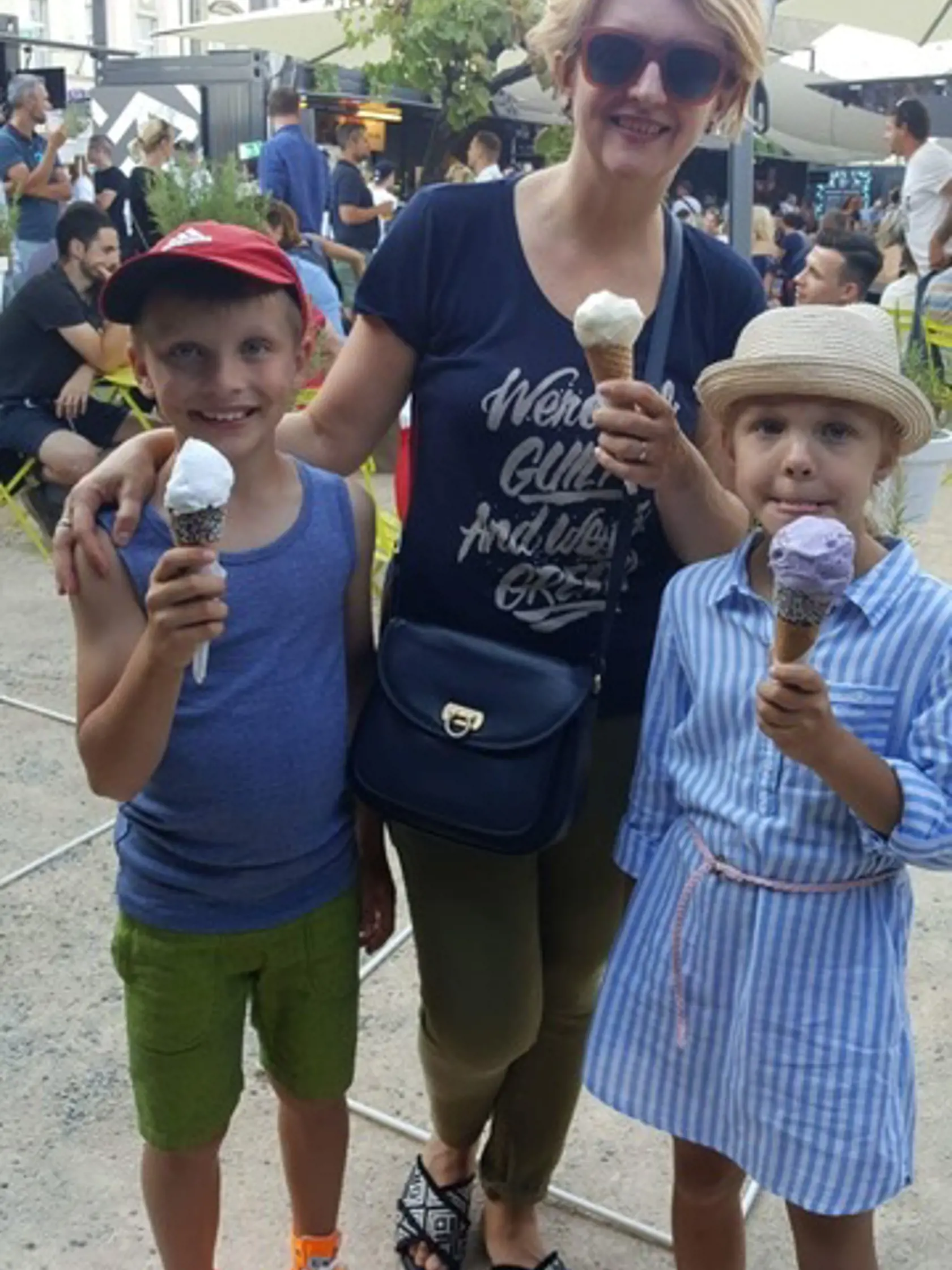Ida Sandor, módna návrhárka: "Koncom augusta cestujeme do Chorvátska do oblasti Dalmácia. Veľmi príjemne sa tam cítime v meste Rogoznica, kde sme boli už trikrát. Bývame na súkromí, vo vilke, ktorá stojí v tichej, slepej uličke. Nie sú tam obchody ani promenáda. Je tam pokoj a kľud, čo je priaznivé obzvlášť v tomto covidovom období. Teším sa na oddych a fungovanie bez stresu. Archívne foto  - s Emkou a Filipkom v Prahe.