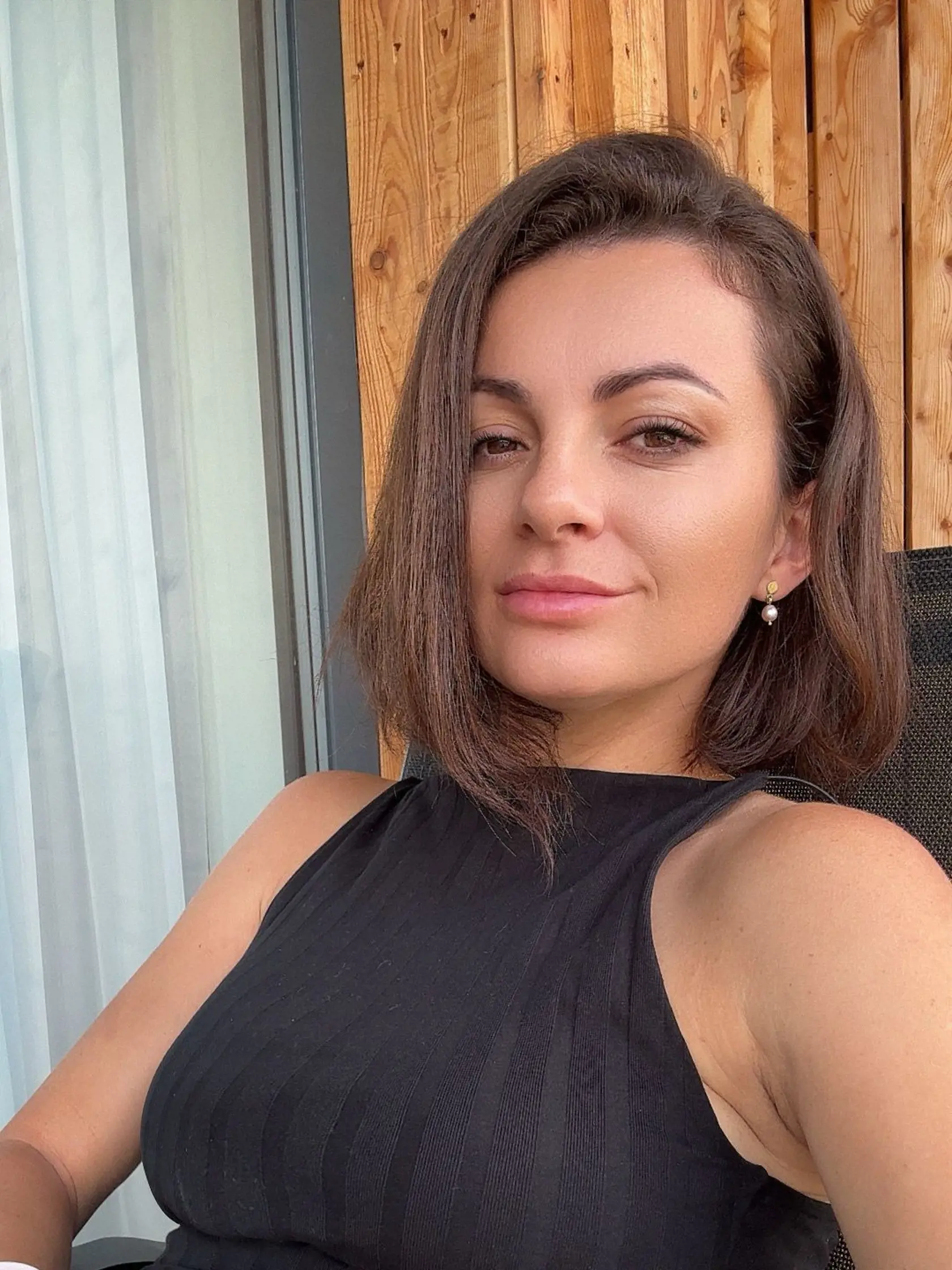Ján a Romana sú spolu už bezmála päť rokov, plodom ich lásky je rozkošný 3-ročný syn Matej, ktorý slávnemu otcovi akoby z oka vypadol.Polovička našej hokejovej legendy sa nedávno opäť pochválila tehotenským bruškom.