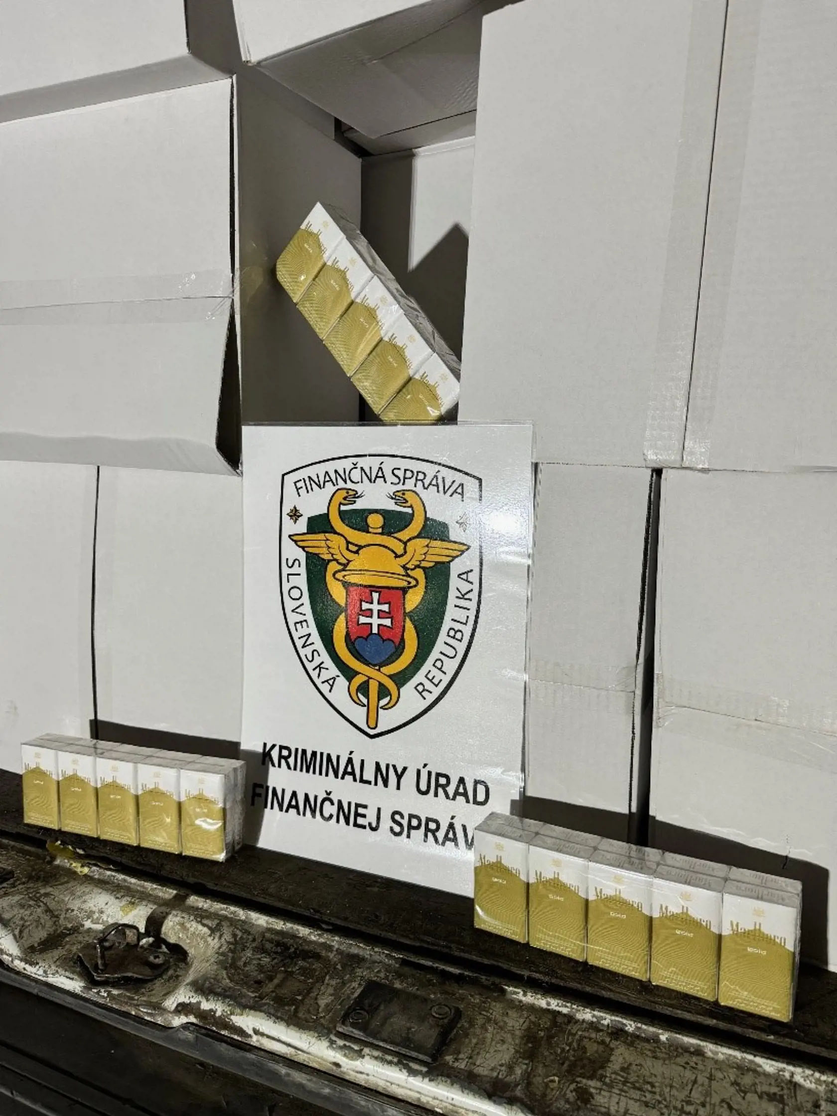 Príslušníci finančnej správy zaistilina Kysuciach viac ako dva milióny cigariet bez označenia platnou slovenskou kontrolnou známkou.