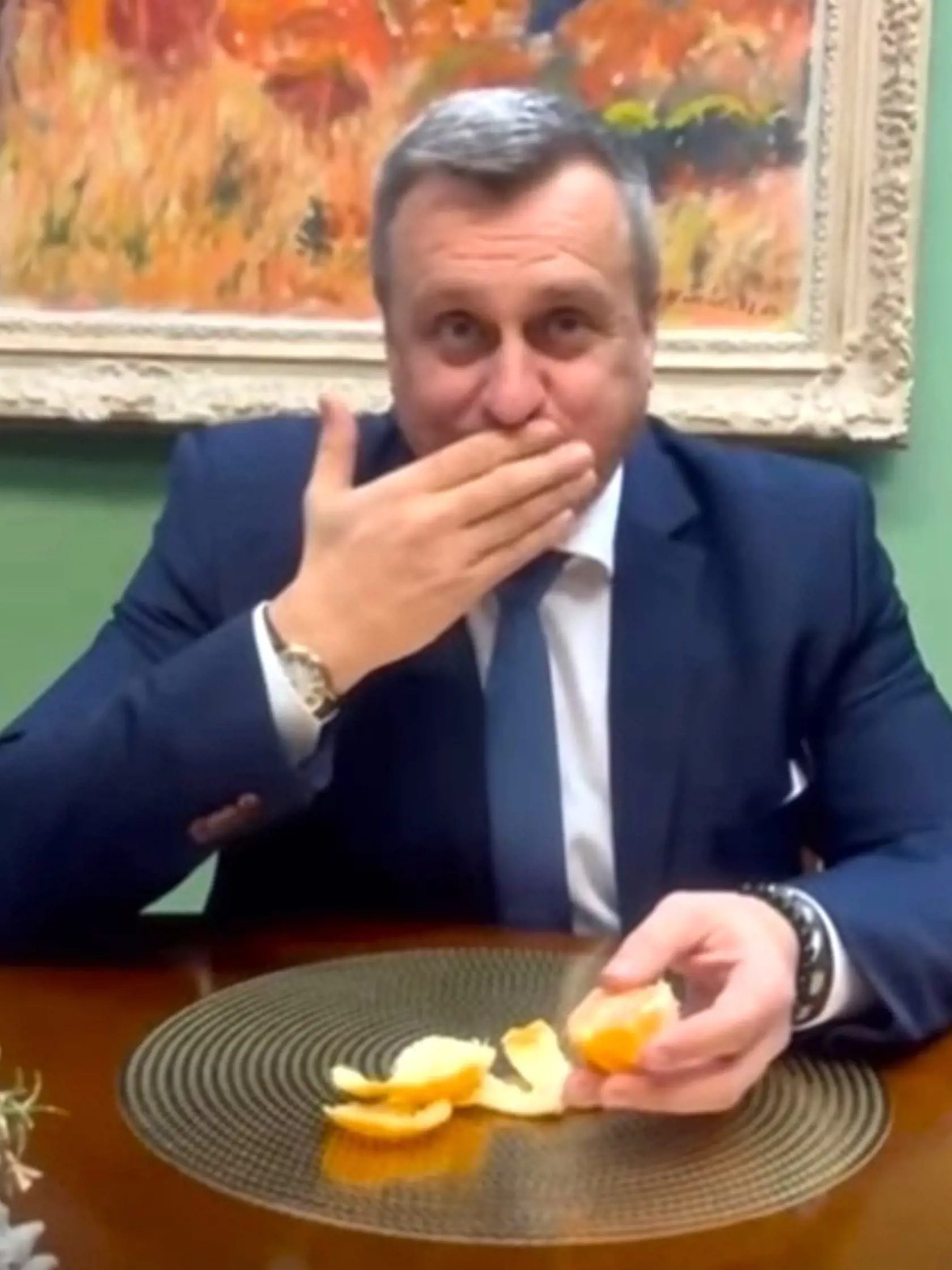 Šéf SNS Andrej Danko pri pojedaní mandarínky.
