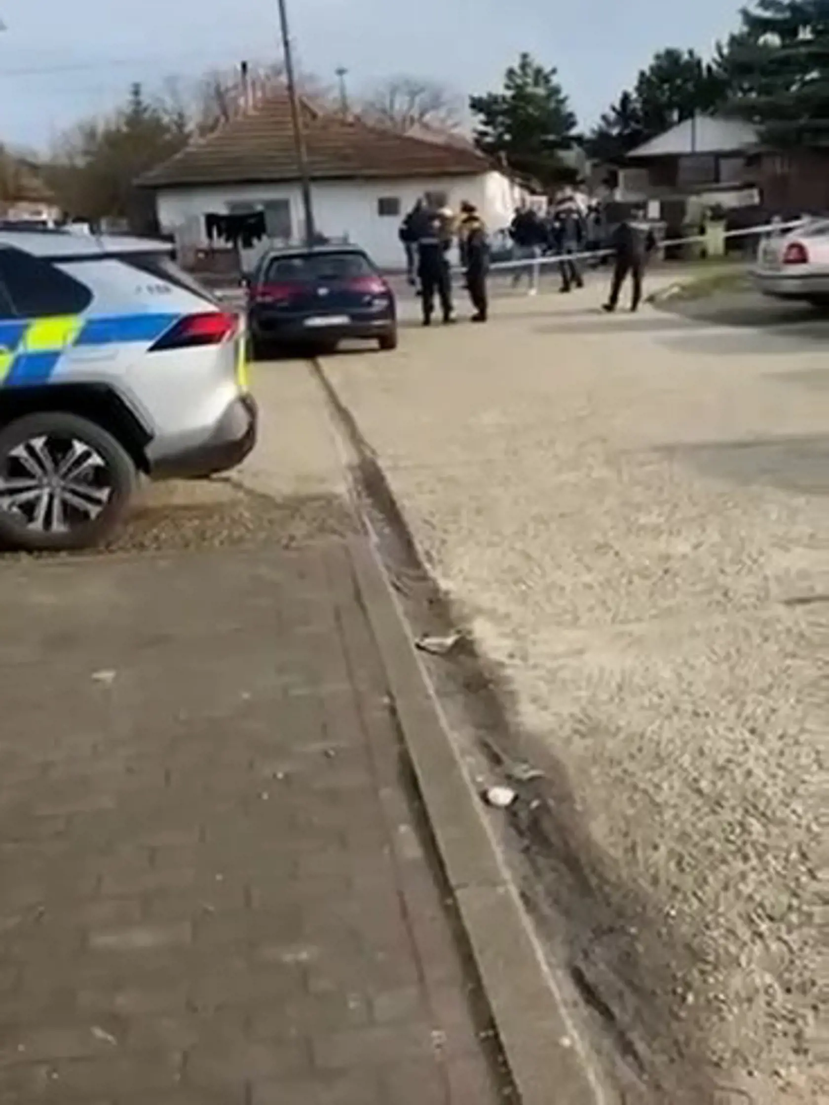 Zásah policajných zložiek v obci Jelenec.