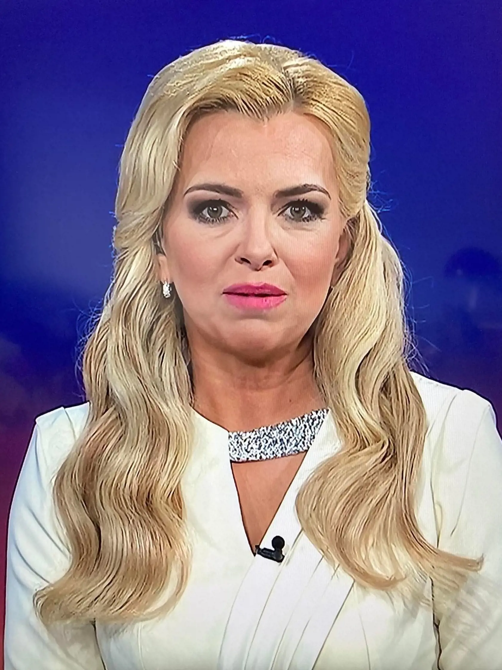 Zlatica Švajdová Puškárová počas mimoriadneho vysielania korunovácie kráľa Karola III.. Na udalosť zvolila biele šaty.