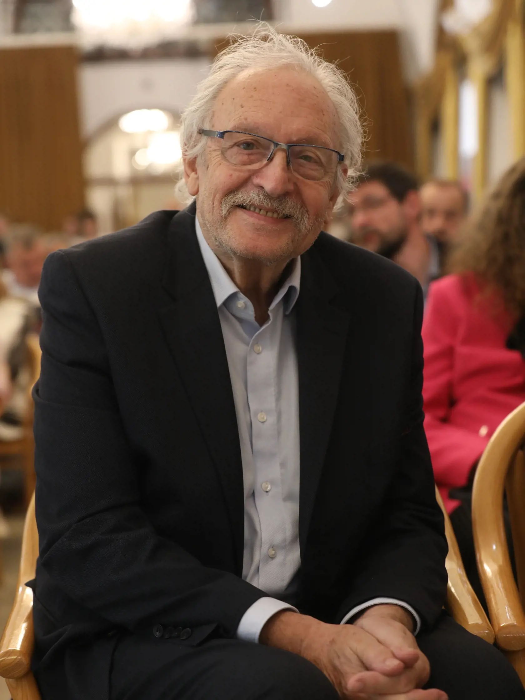 František Kovár k čiernym zástavám na budove SND povedal, že je prekvapený. „Nebol som v divadle, ale postoj treba zaujať,“ povedal pre PLUS 7 DNÍ legendárny herec neurčito.