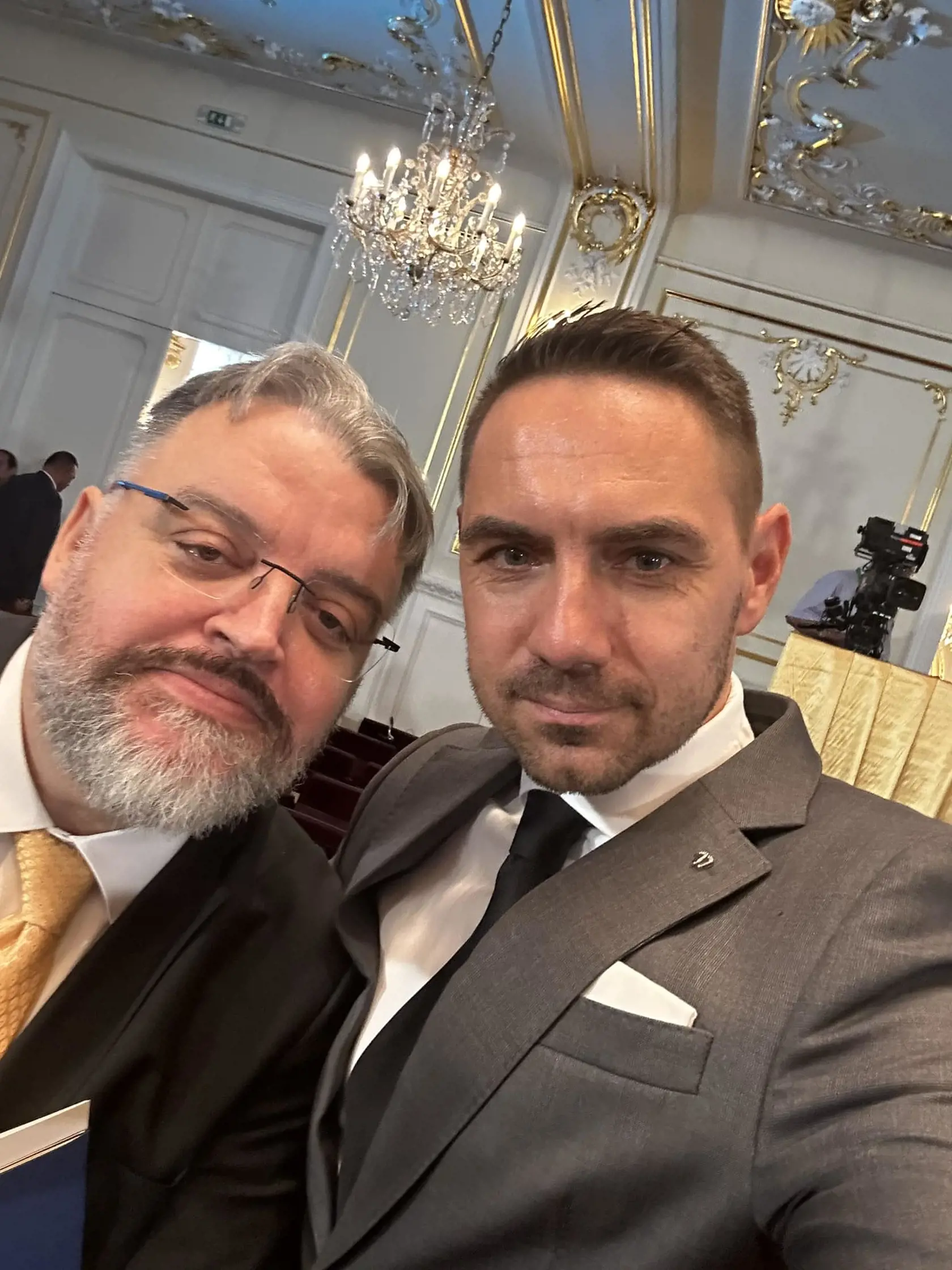 Bývalý poslanec parlamentu György Gyimesi a Eduard Chmelár na inaugurácii.
