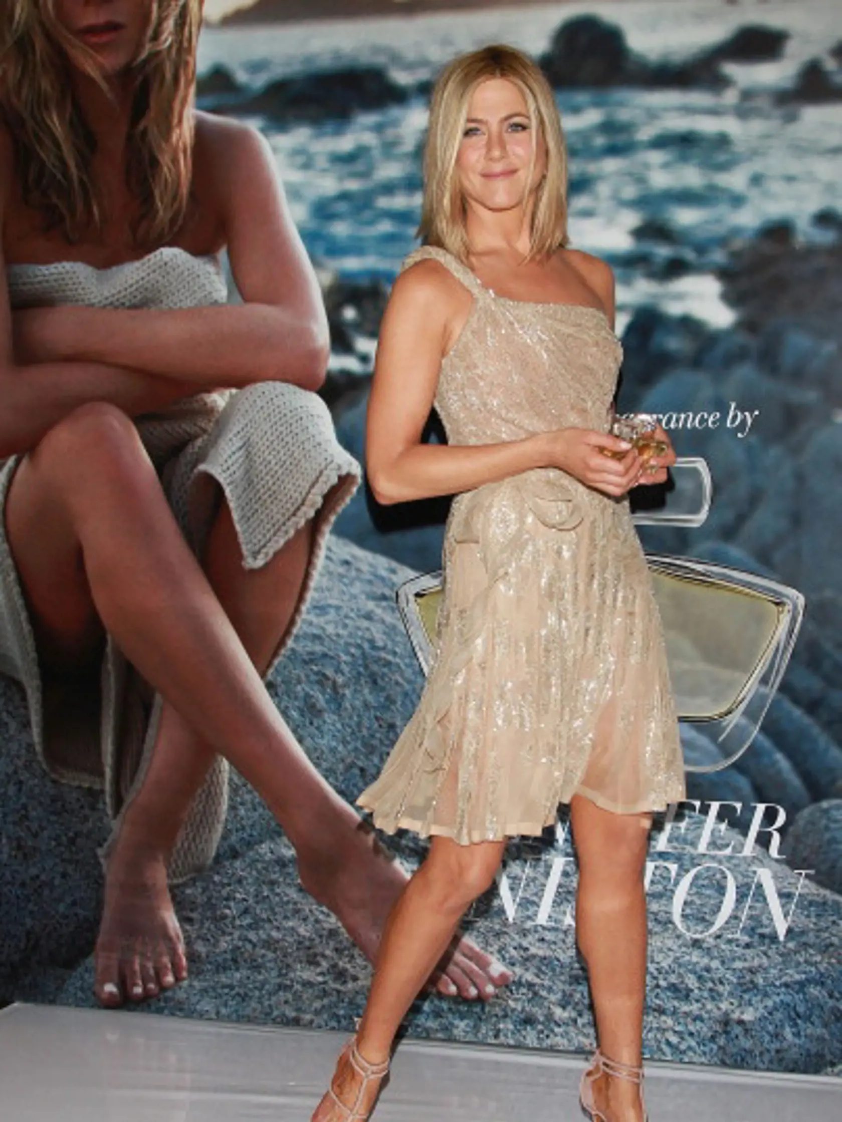 Actress Jennifer Aniston attends a photocall to promote her new fragrance "Jennifer Aniston" at St. Regis Hotel on March 10, 2011 in Mexico City, Mexico.