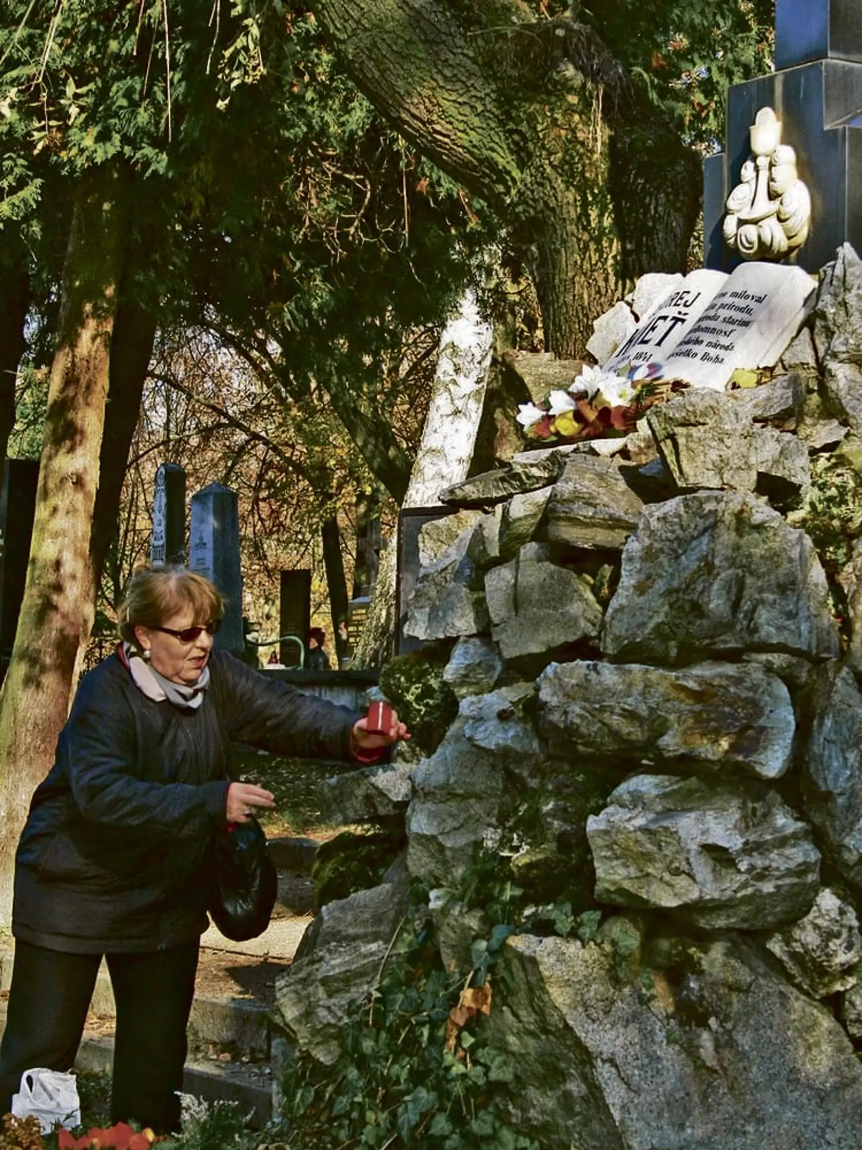 Pri prŪleěitosti Pamiatky zosnulżch si 30. oktůbra 2009 predstavitelia mesta Martin, Matice slovenskej (MS), Slovenskej nŠrodnej kniěnice  (SNK) a poŤetnŪ obŤania uctili na tamojöom NŠrodnom cintorŪne pamiatku  tam pochovanżch slovenskżch dejateĺov. K ķstrednťmu pamštnŪku jednotlivť delegŠcie poloěili vence a zapŠlili kahance. Kvety a svieŤky zapŠlili aj na hroboch viacerżch vżznamnżch osobnostŪ. V tomto nŠrodnom panteůne  je pochovanżch  viac ako 360 vżznamnżch slovenskżch osobnostŪ, nŠrodnżch buditeĺov, predstaviteĺov nŠrodnżch spolkov, spisovatelia, novinŠri, vżtvarnŪ umelci, ale aj mķzejnŪci, vedci, podnikatelia a podobne. Je medzi nimi naprŪklad  jeden zo zakladateĺov MS Karol KuzmŠny,  bŠsnik Janko KrŠĺ a aj JŠn Smrek, zakladateĺ slovenskťho mķzejnŪctva Andrej KmeĚ, spisovateĺ Frantiöek HeŤko, hereŤka Hana MeliŤkovŠ, maliar Martin Benka a mnohŪ ÔalöŪ, uviedol Jozef BeÚovskż, riaditeĺ Slovenskťho nŠrodnťho literŠrneho mķzea SNK, ktorť spravuje aj NŠrodnż cintorŪn. Na snŪmke pieta pri pamštnŪku na zakladateĺa slovenskťho mķzejnŪctva Andreja KmeĚa.
FOTO TASR - Pavol Remiaö