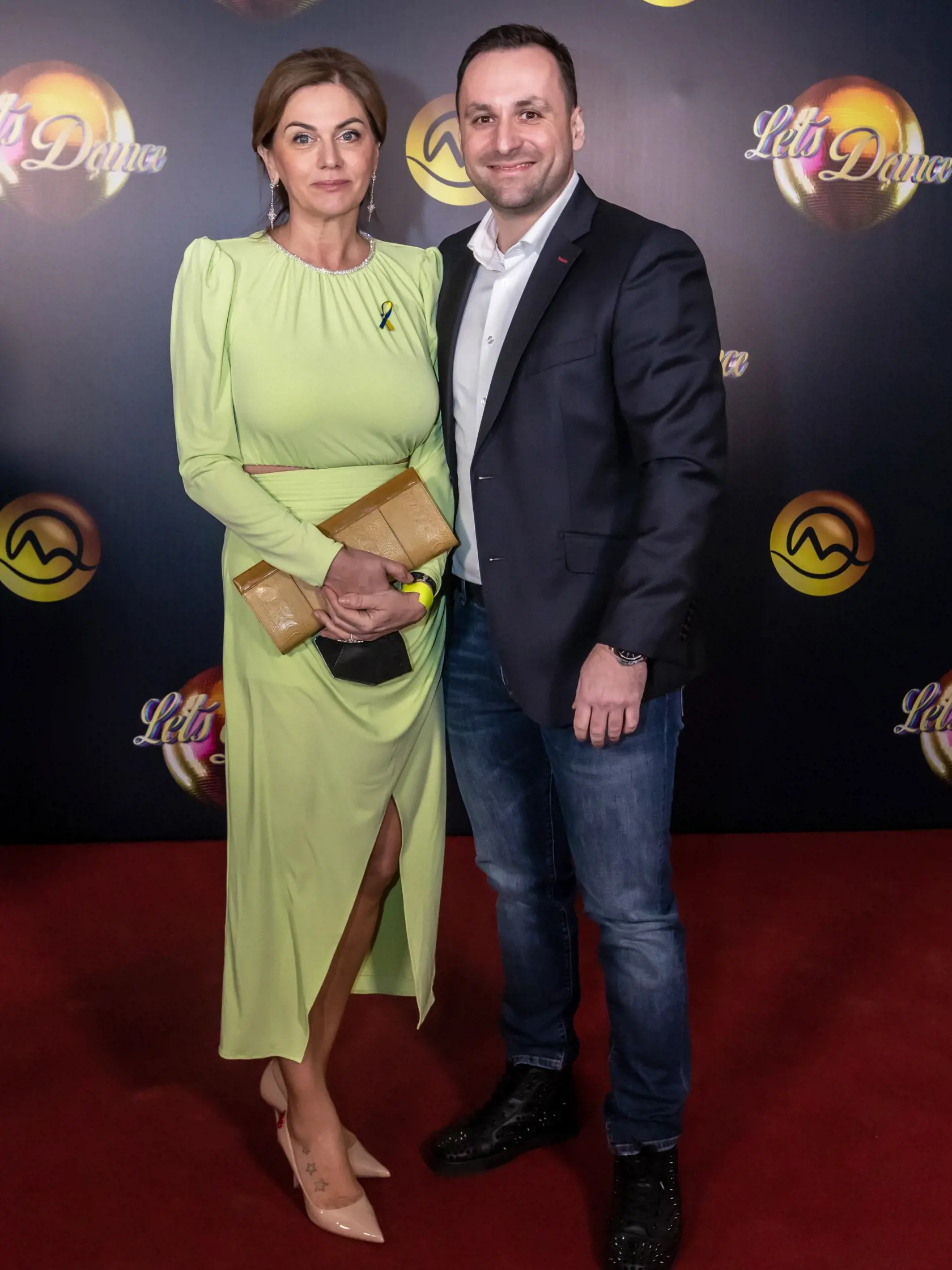 Europoslankyňa Monika Beňová s partnerom Ľubomírom Klčom. Monika vsadila na šaty s odhalenými bokmi.