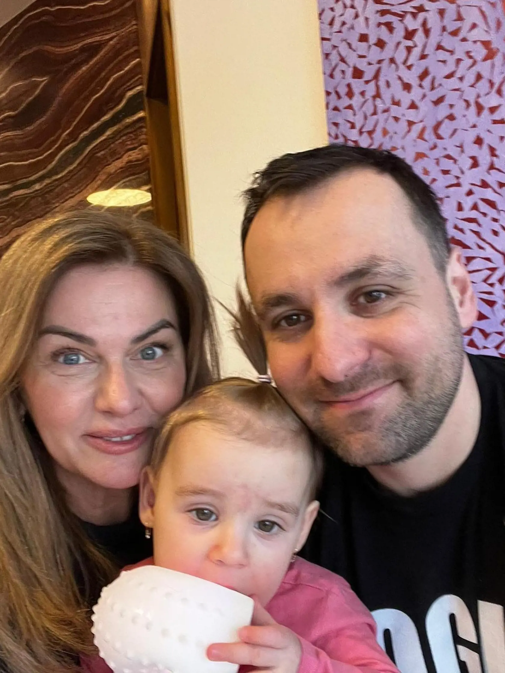 Monika si užíva chvíľky s dcérkou Leou a svojím partnerom.