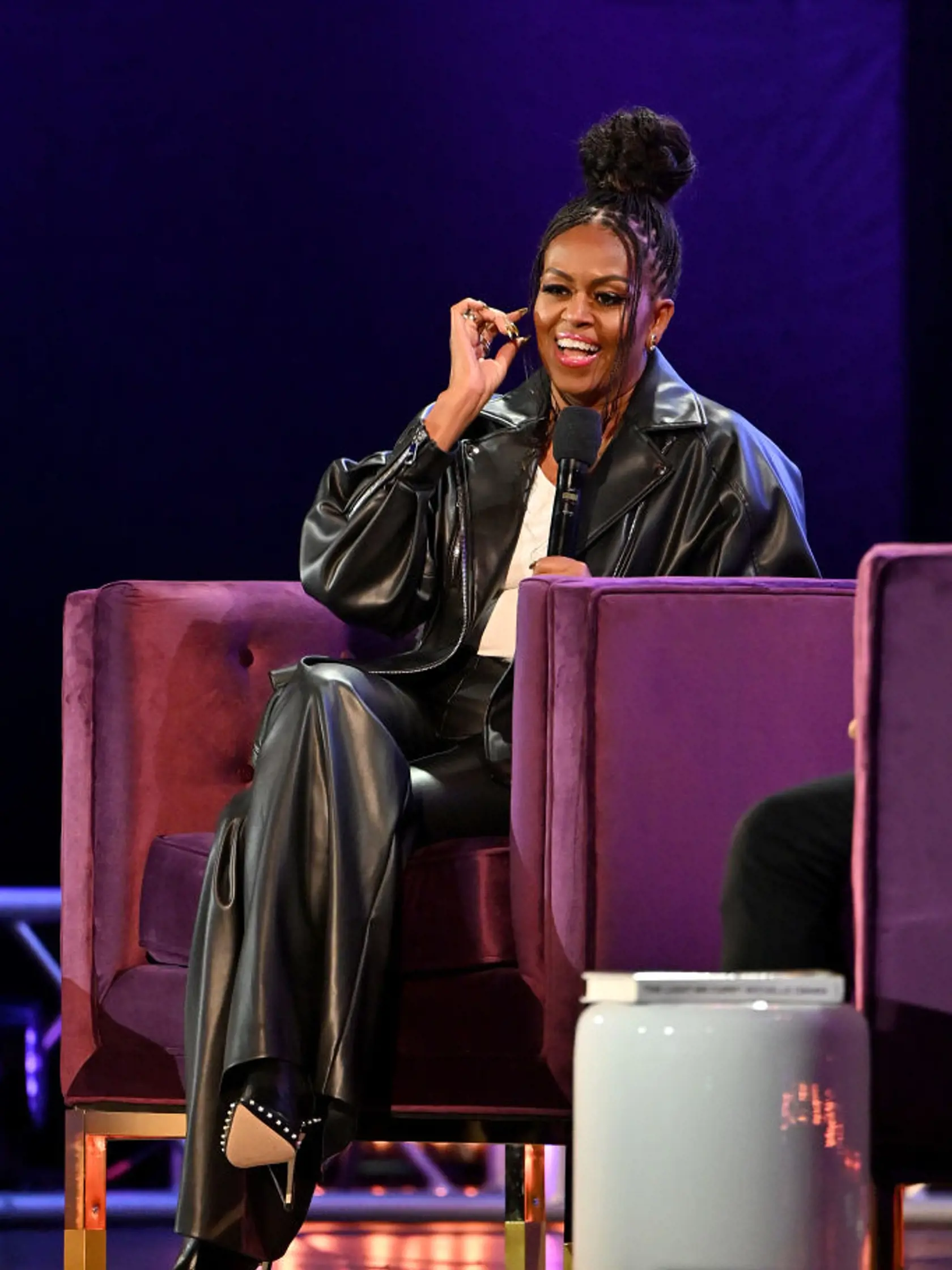 Michelle Obama už nie je prvou dámou. Jej šatník je oveľa viac uvoľnenejší. Nemá problém siahnuť aj po koži. 