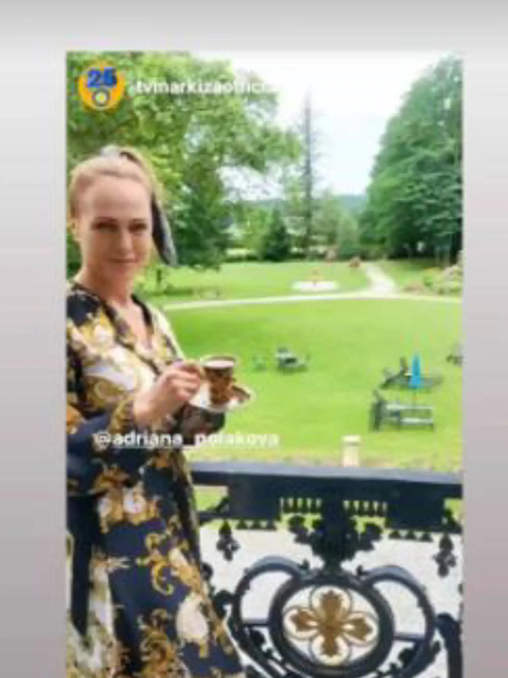 Adriana býva na krásnom zámku. Výhľad z terasy zverejnila aj na sociálnej sieti.