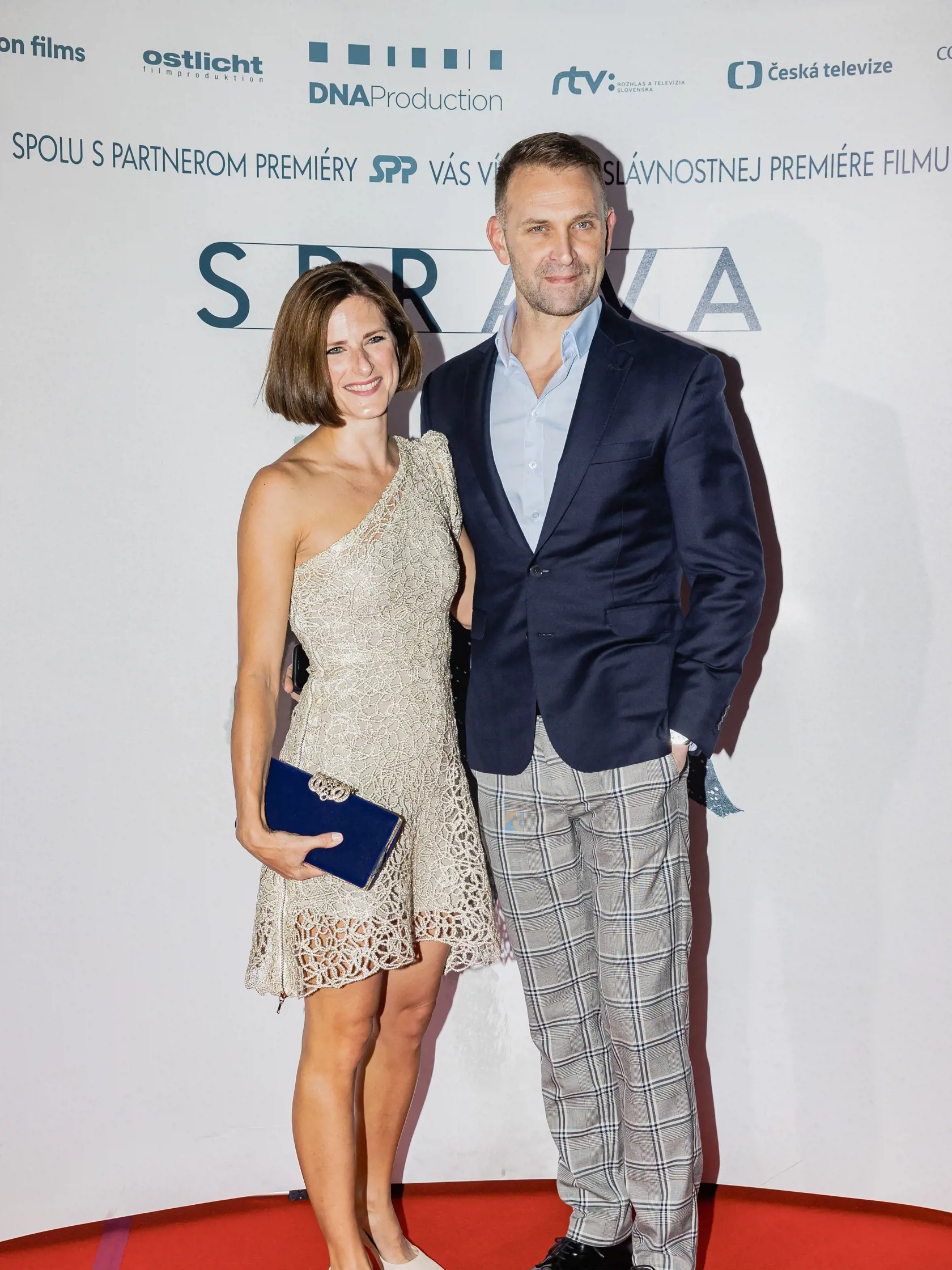 Na snímke Tomáš Maštalír s manželkou Kristínou prichádzajú na premiéru filmu Petra Bebjaka, Správa.