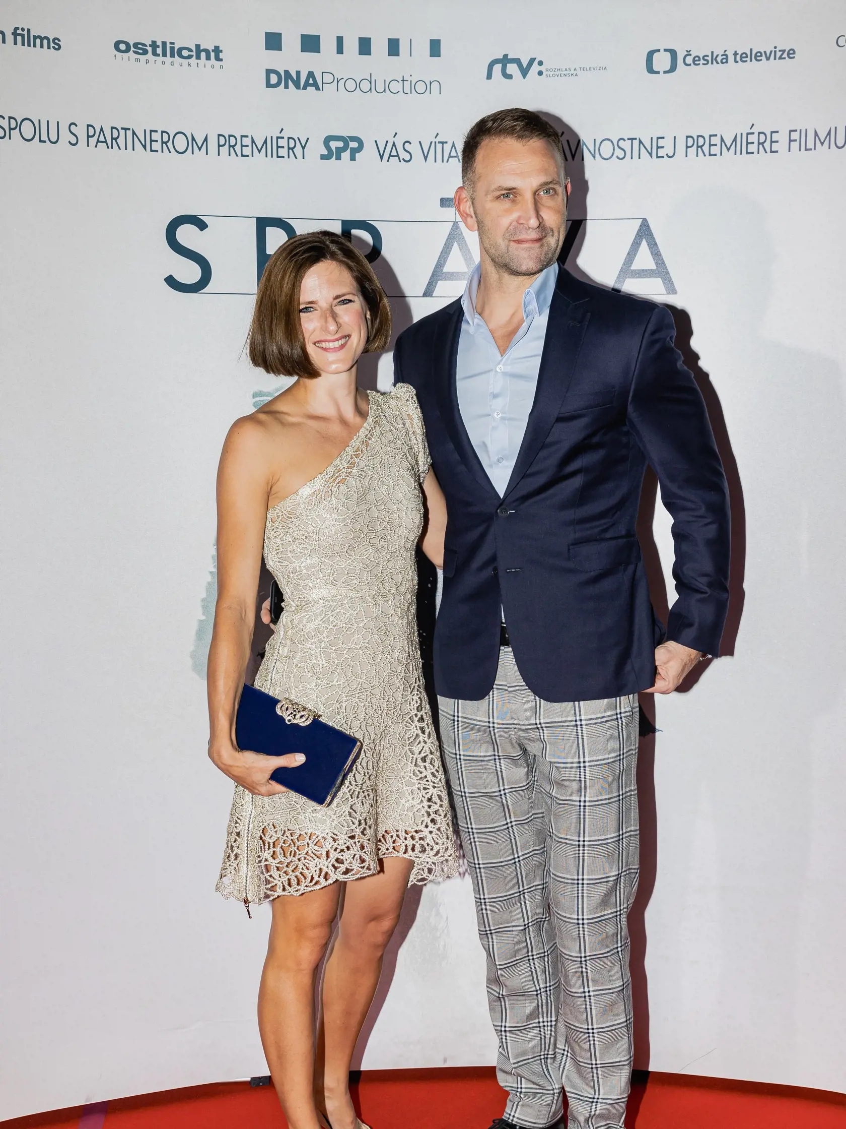 Na snímke Tomáš Maštalír s manželkou Kristínou prichádzajú na premiéru filmu Petra Bebjaka, Správa.