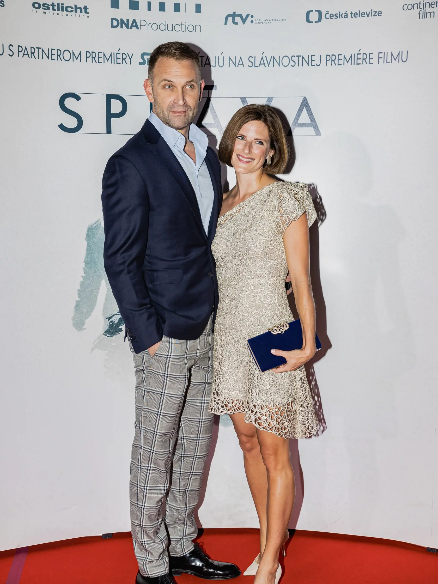 Na snímke Tomáš Maštalír s manželkou Kristínou prichádzajú na premiéru filmu Petra Bebjaka, Správa.