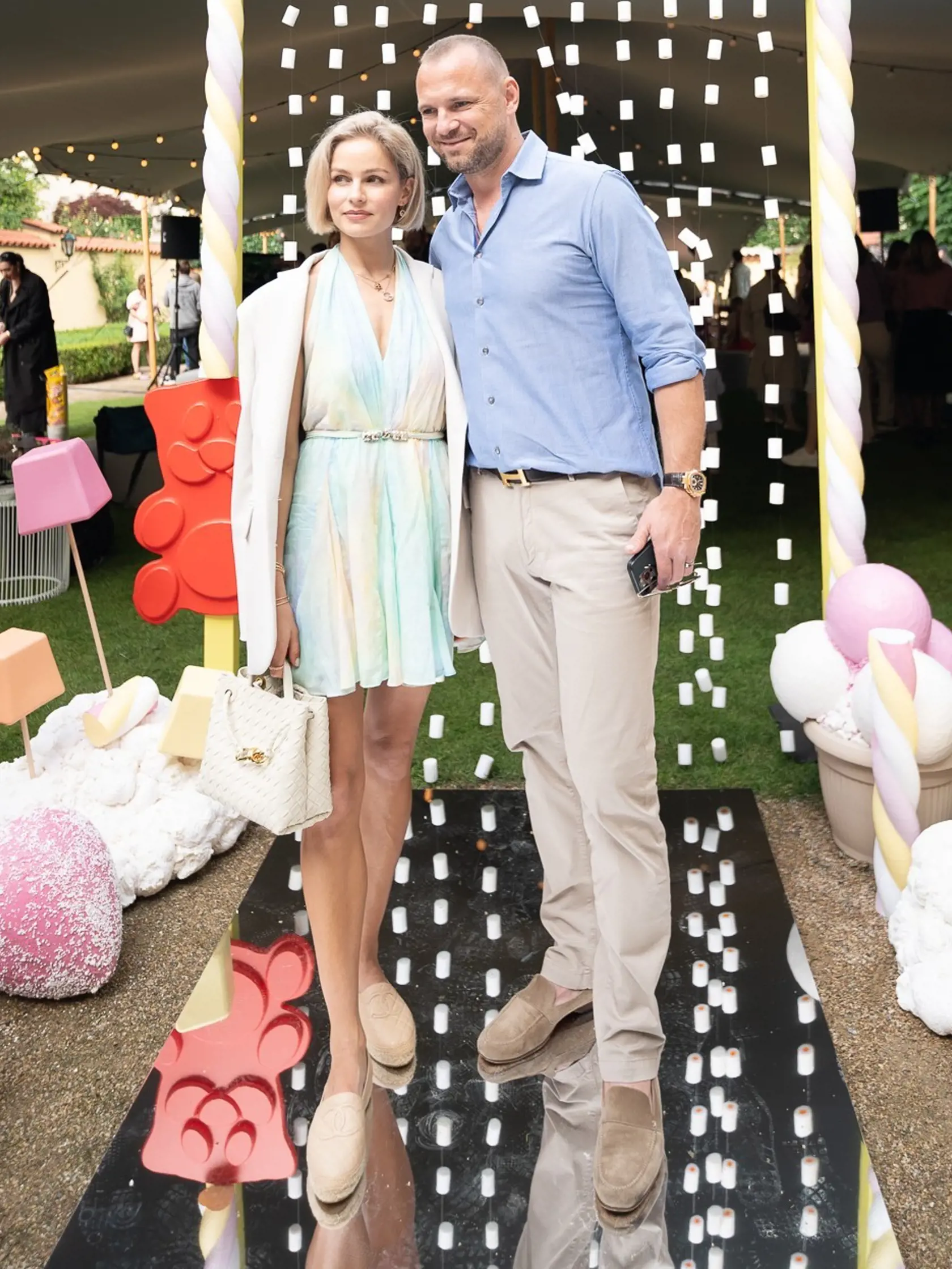 Lenka Šoóšová po emotívnej rozlúčke v Markíze zamierila do Prahy na garden party známych gumených cukríkov. Spoločnosť jej okrem iných robili aj kolegyne a influencerky Barbora Krajčírová, alebo Ivana Gáboríková a manželom Mariánom.