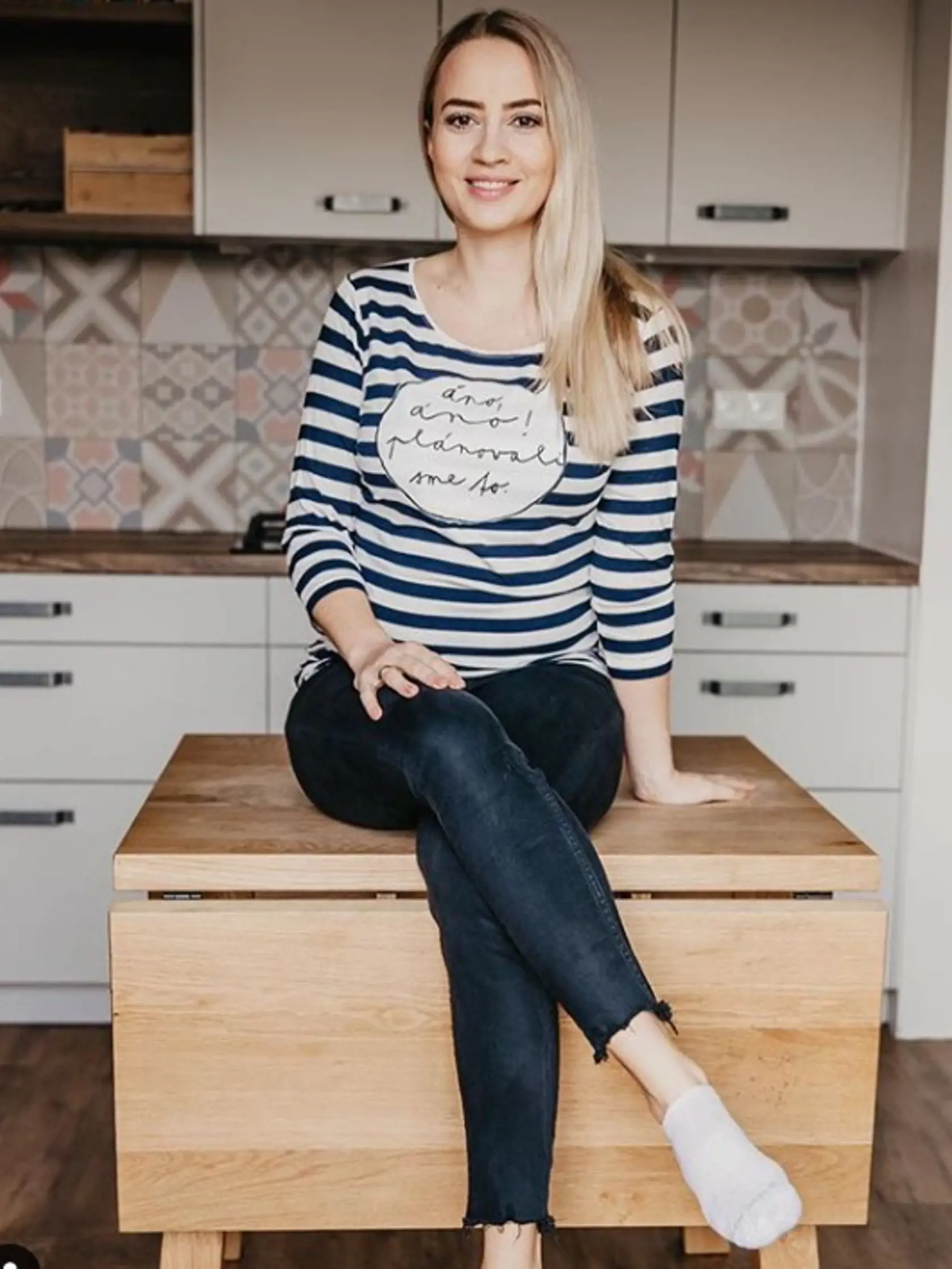 Barbora Krajčírová (Rakovská) bude tento rok tiež kočíkovať. Dcérke Amii pribudne braček alebo sestrička. Barbora sa cíti dobre v kuchyni i v tričku od Kristíny Tormovej. ÁNO, ÁNO! PLÁNOVALI SME TO!