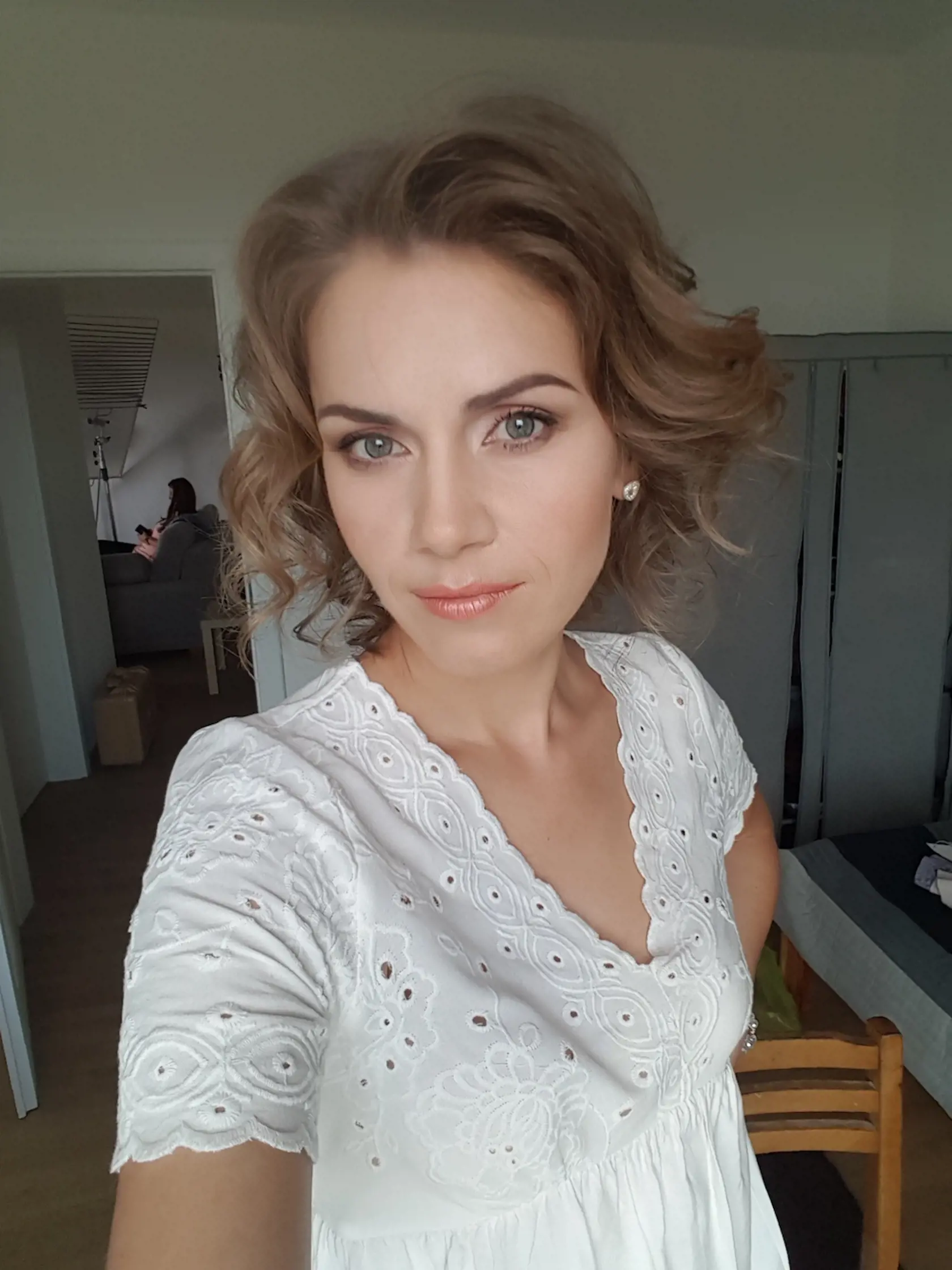 Biele blúzky sú jej obľúbenými kúskami, má ich vo viacerých štýloch. 