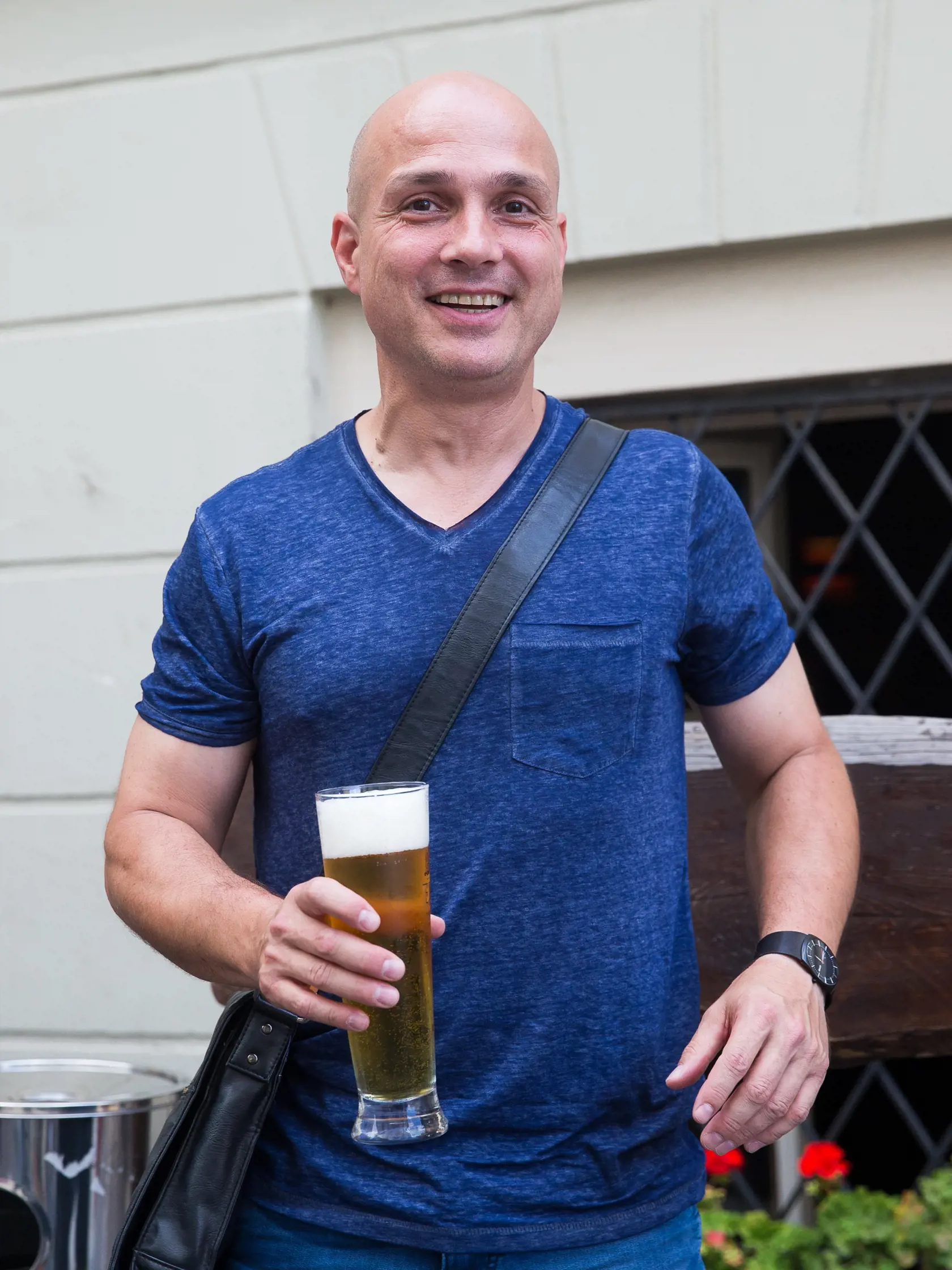 Vernisáž obrazov v galérii Andyho Hryca, na ktorej sa zúčastnil aj čerstvo z väzby prepustený herec Dušan Cinkota s manželkou. Na snímke Dušan Cinkota.