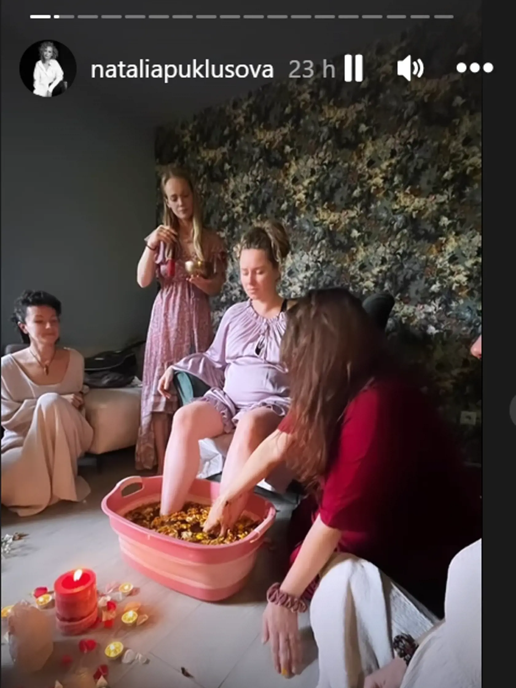 Natália Puklušová má za sebou predpôrodný rituál, ktorý absolvovala v ženských kruhoch - s kamarátkami.