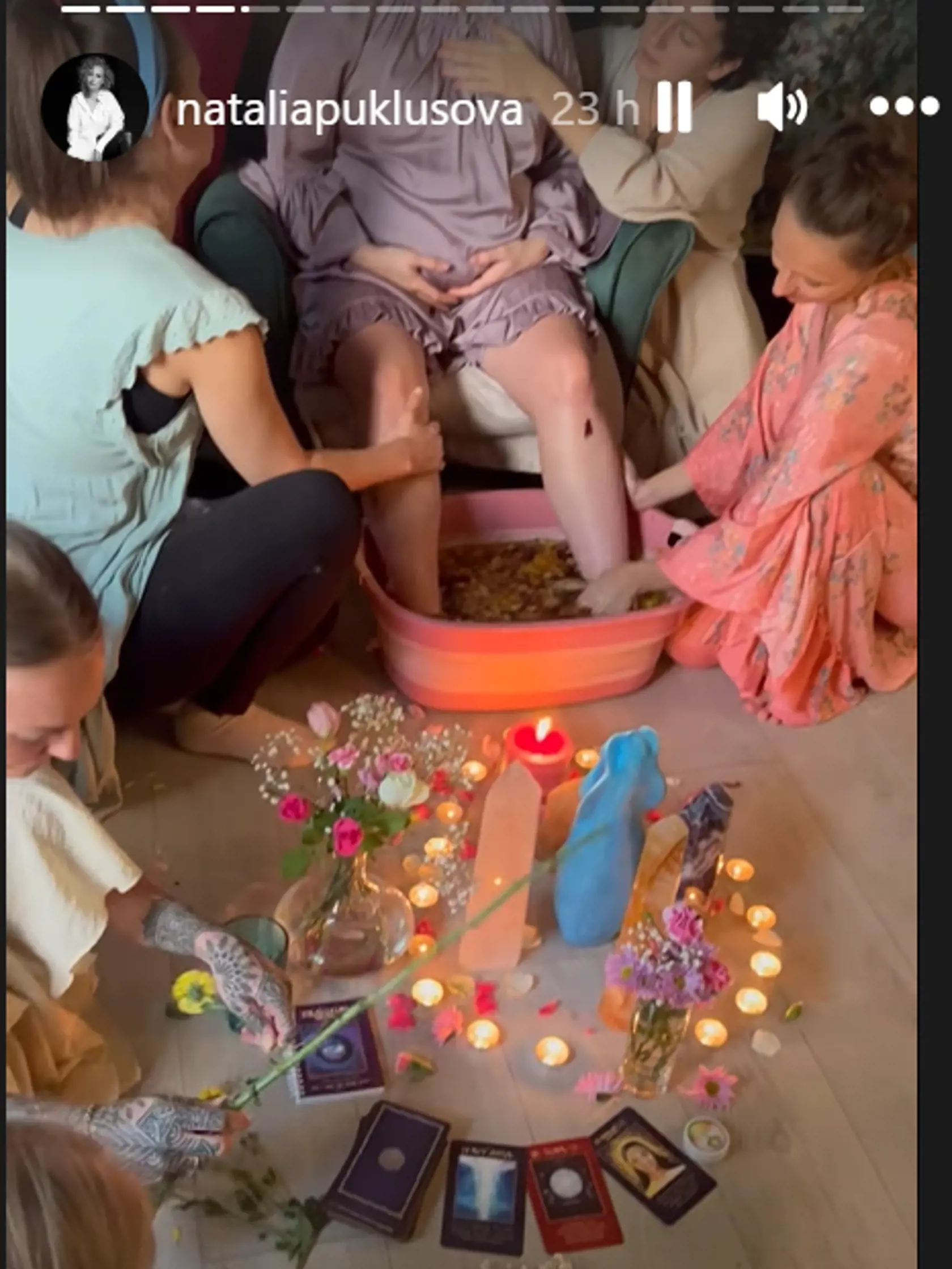 Natália Puklušová má za sebou predpôrodný rituál, ktorý absolvovala v ženských kruhoch - s kamarátkami.