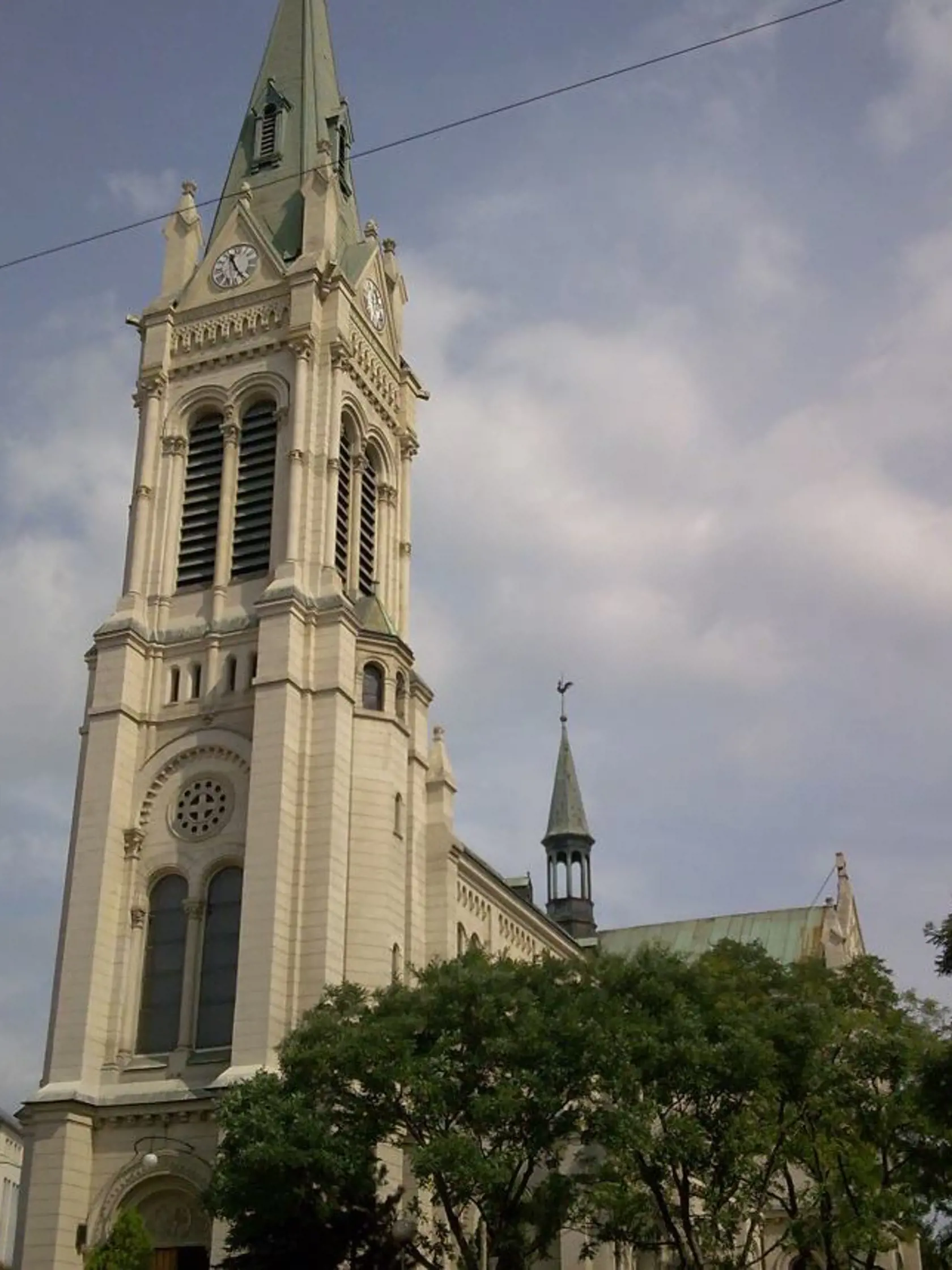 Kostol na Floriánskom námestí je pomenovaný podľa bývalej štvrte Bratislavy Kvetná dolina, ktorej názov je odvodený z nemeckého názvu Blumenthal.
