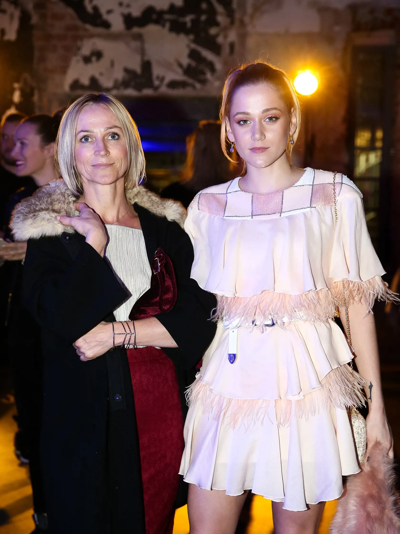 Módna prehliadka pod záštitou Eurovea Fashion Forward 2018 v Sklade č.7 na nábreží Dunaja. Prvý deň prehliadok bol venovaný návrhárovi Ferovi Mikloškovi po ktorých nasledoval raut. Na snímke speváčka Emma Drobná s mamou Máriou Drobnou.