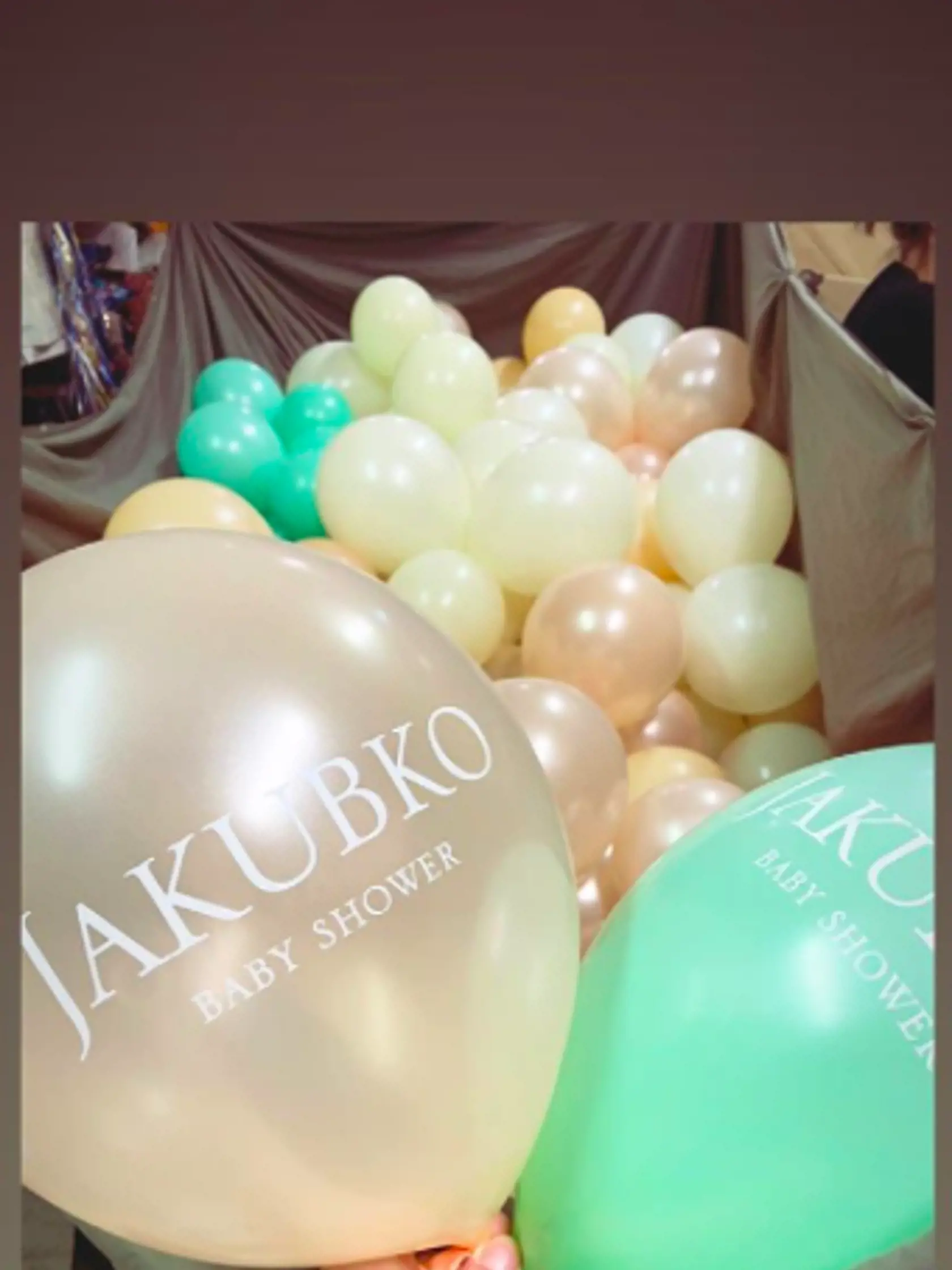 Jednalo sa o tradičnú americkú párty „baby shower“, čo znamená, že novopečená mamička dostane od kamarátov a rodiny darčeky pre nenarodené dieťatko vopred.