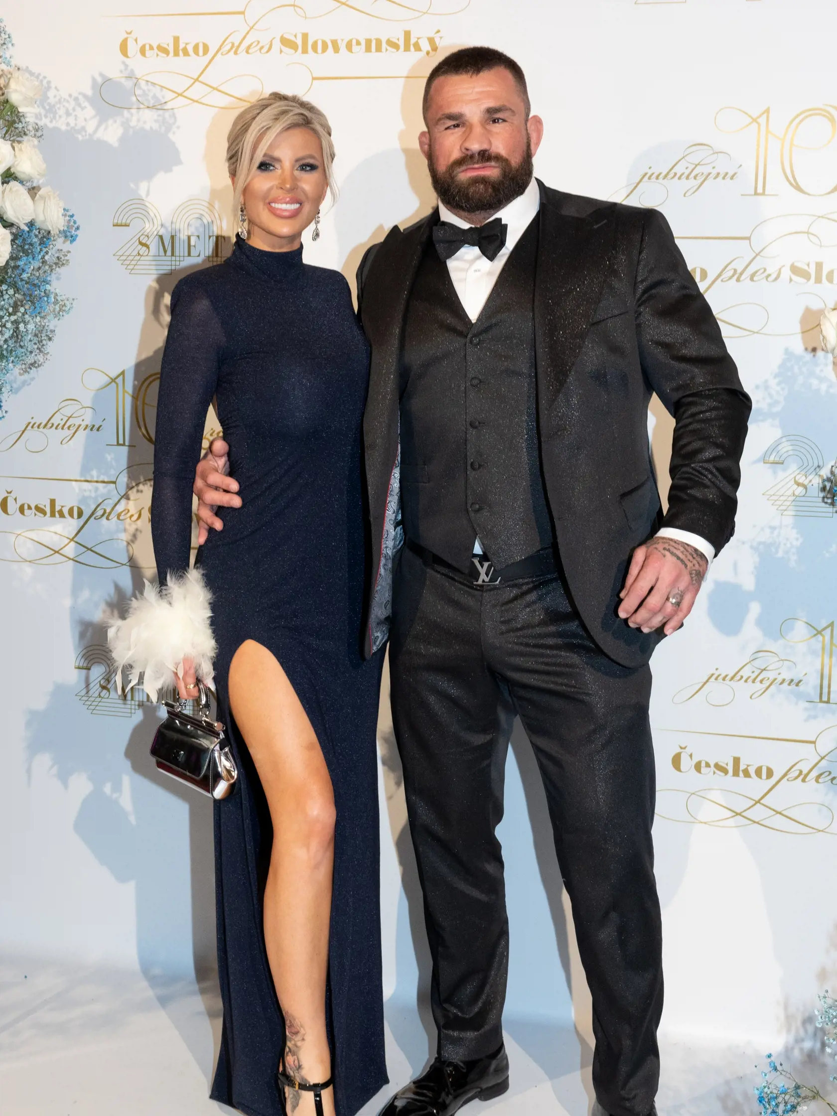 Lela a Karlos Vémolovci. Blondínka zvolila šaty s vysokým rázporkom.