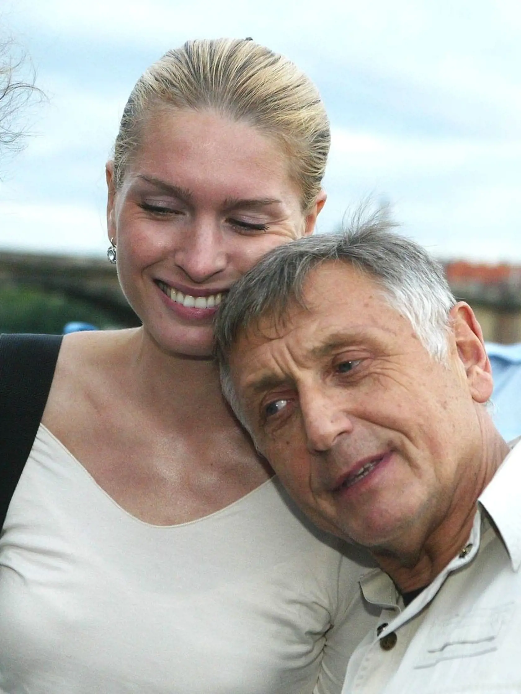 Z nevernice sa stala starostlivá opatrovateľka. Olga svojmu mužovi sľúbila, že sa o neho postará.