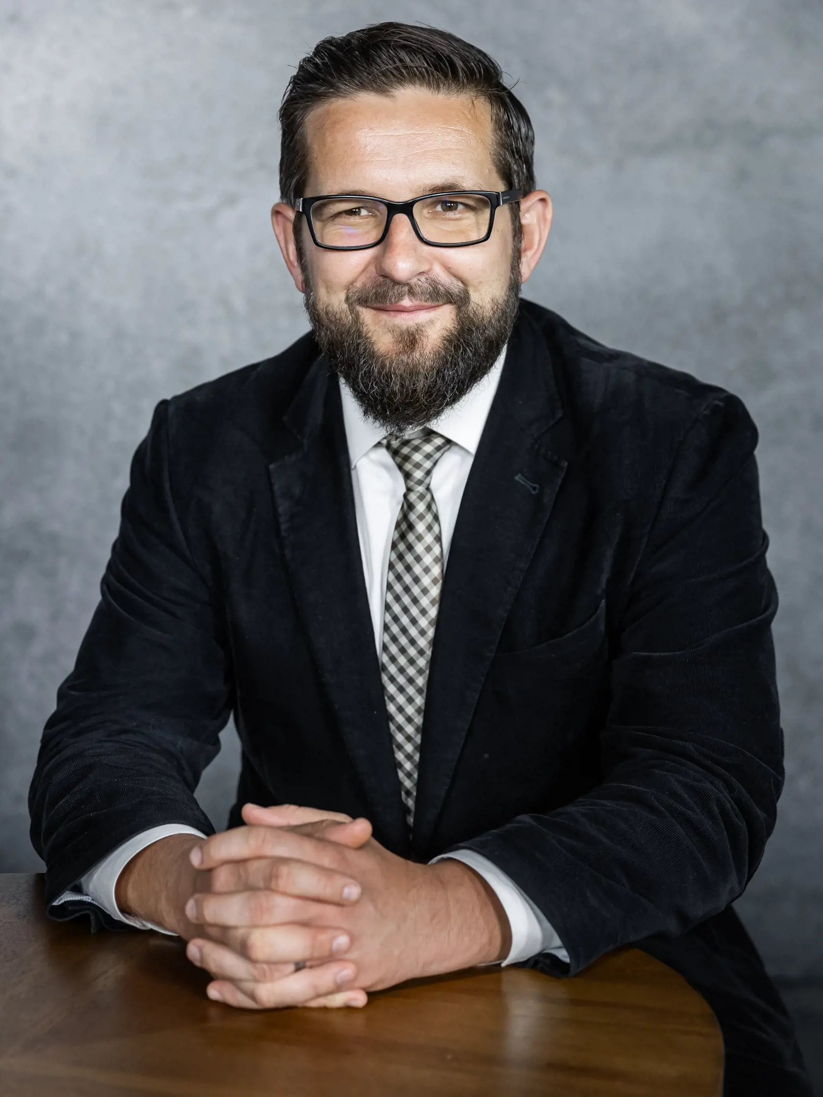 „Akoby po 14. máji hneď pokračoval 5. jún,“ hovorí politológ Jozef Lenč s tým, že premiérov výstup „vymazal 21 dní od atentátu“. Podotýka, že predseda vlády vystúpil v predvečer začiatku moratória pred eurovoľbami.