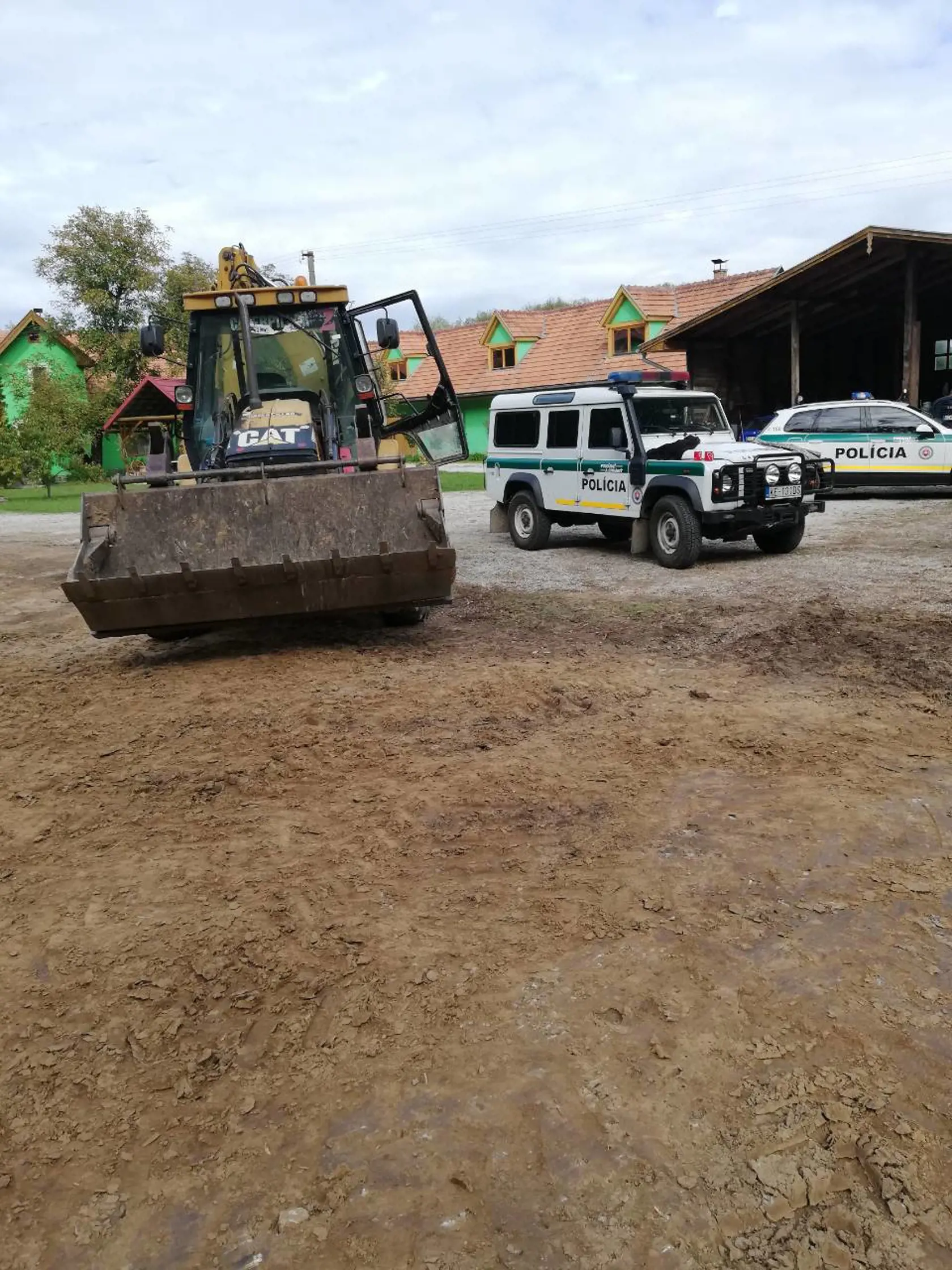 Muži zákona museli na odhrabanie zeminy použiť bager.