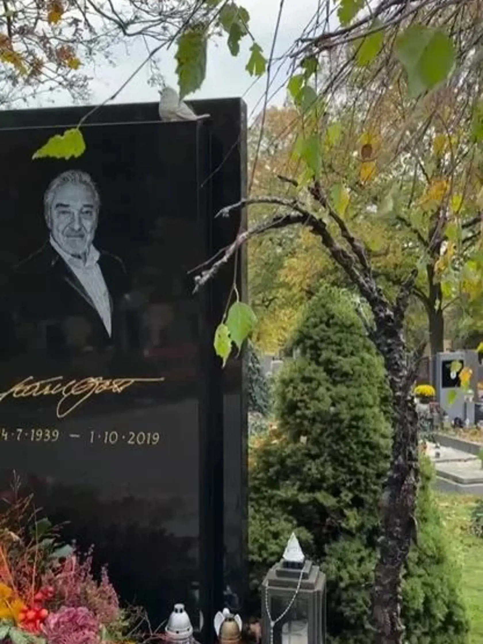 Na hrobe Karla Gotta pribudla nová socha.