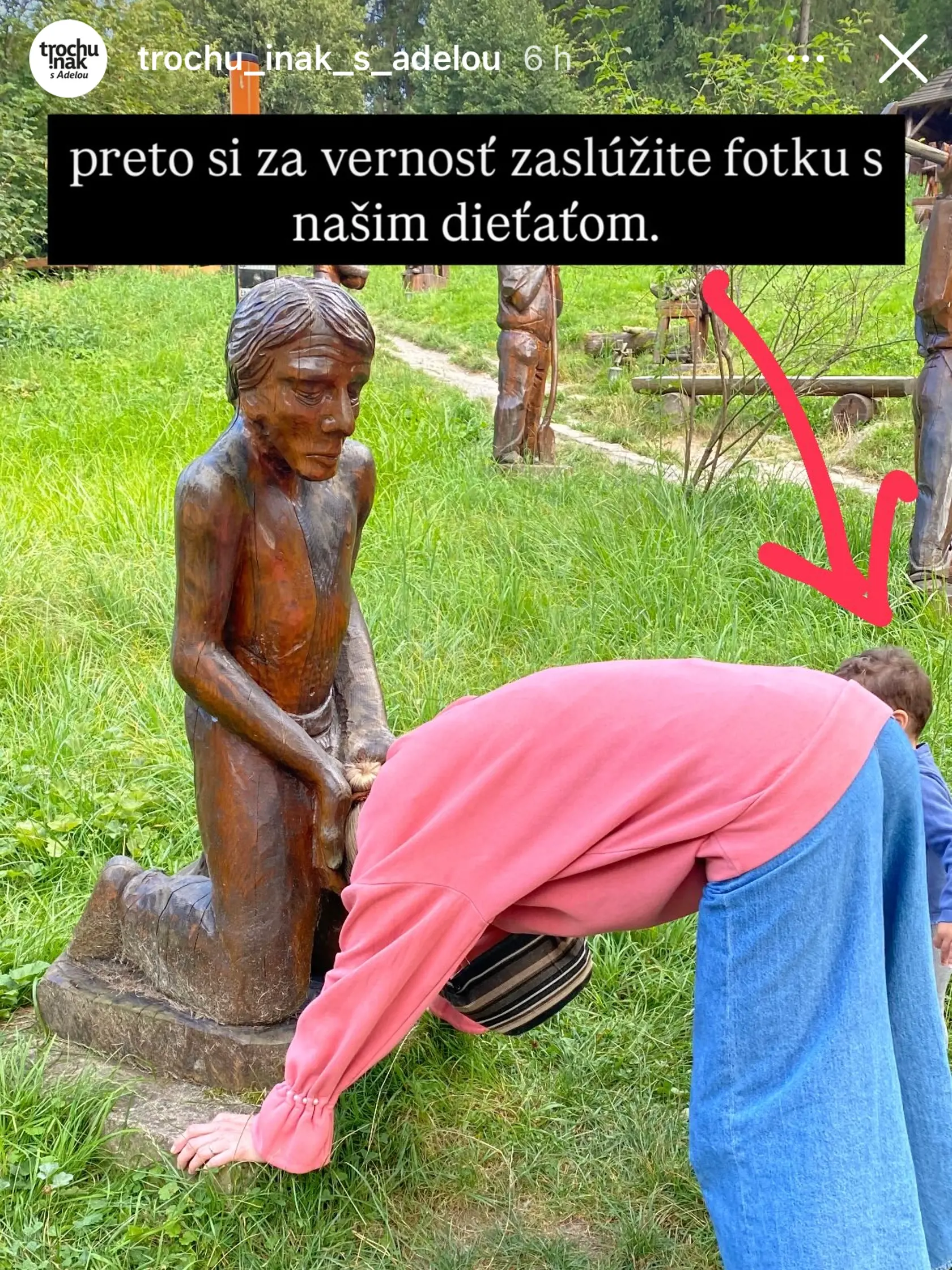 Adela ako darček pre svojich priaznivcov zdieľala záber so synčekom. Aj keď všetkým najskôr padol zrak na Maxíka, nikomu nemohol uniknúť ani detail, že má Adela zaborenú hlavu do rúk drevenej sochy.