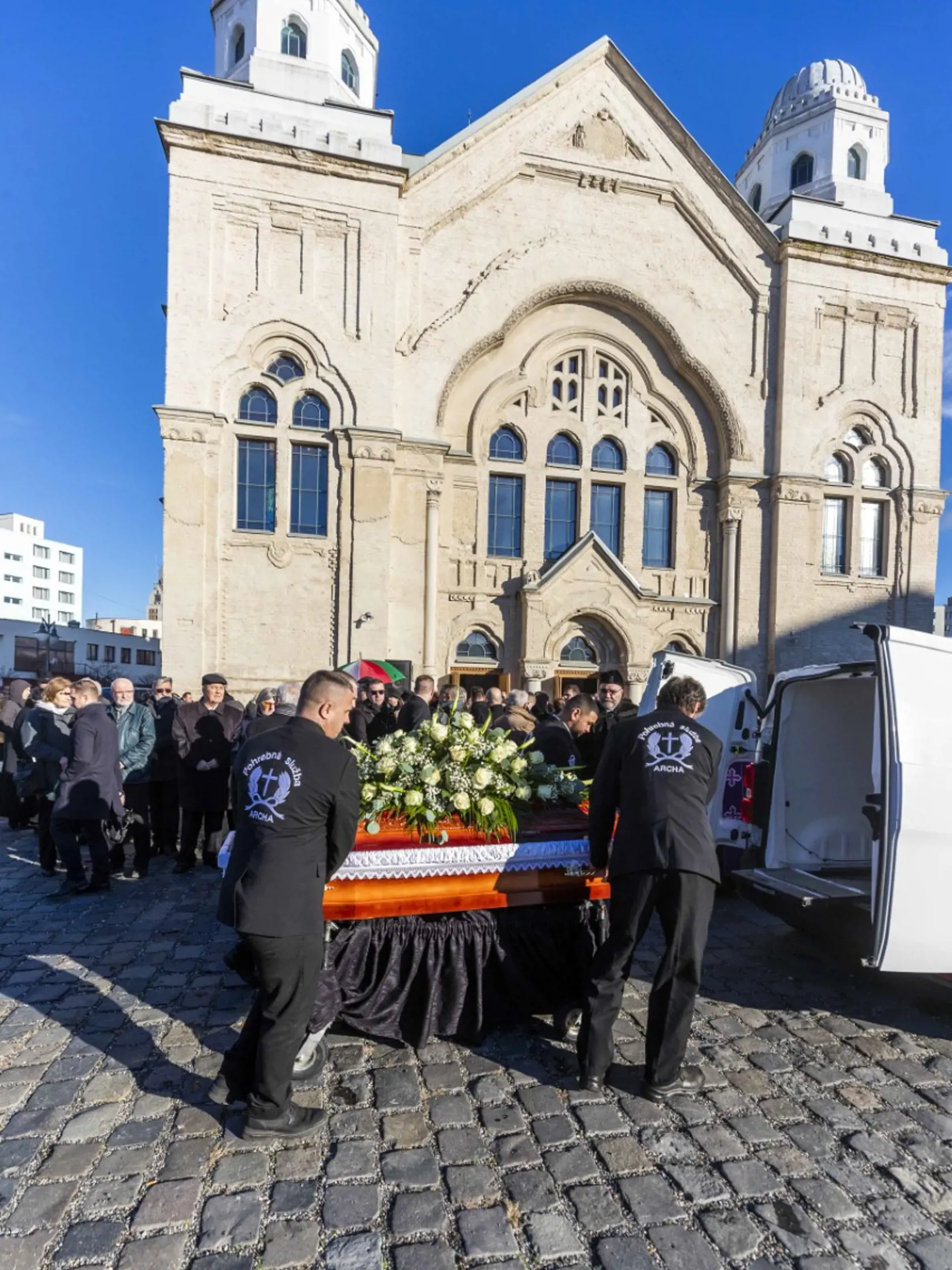 V utorok (17.1.2023) sa konal pohreb politika Miklósa Duraya v Lučenci. Kondolovať prišlo viacero delegácií z Maďarska vrátane maďarského premiéra Viktora Orbána.